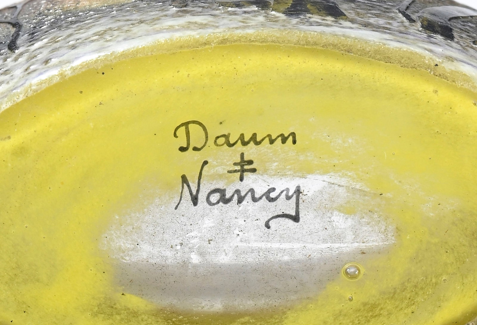 Daum Nancy. Vase ovale cylindrique en verre givré multicouche, à décor dégag - 5
