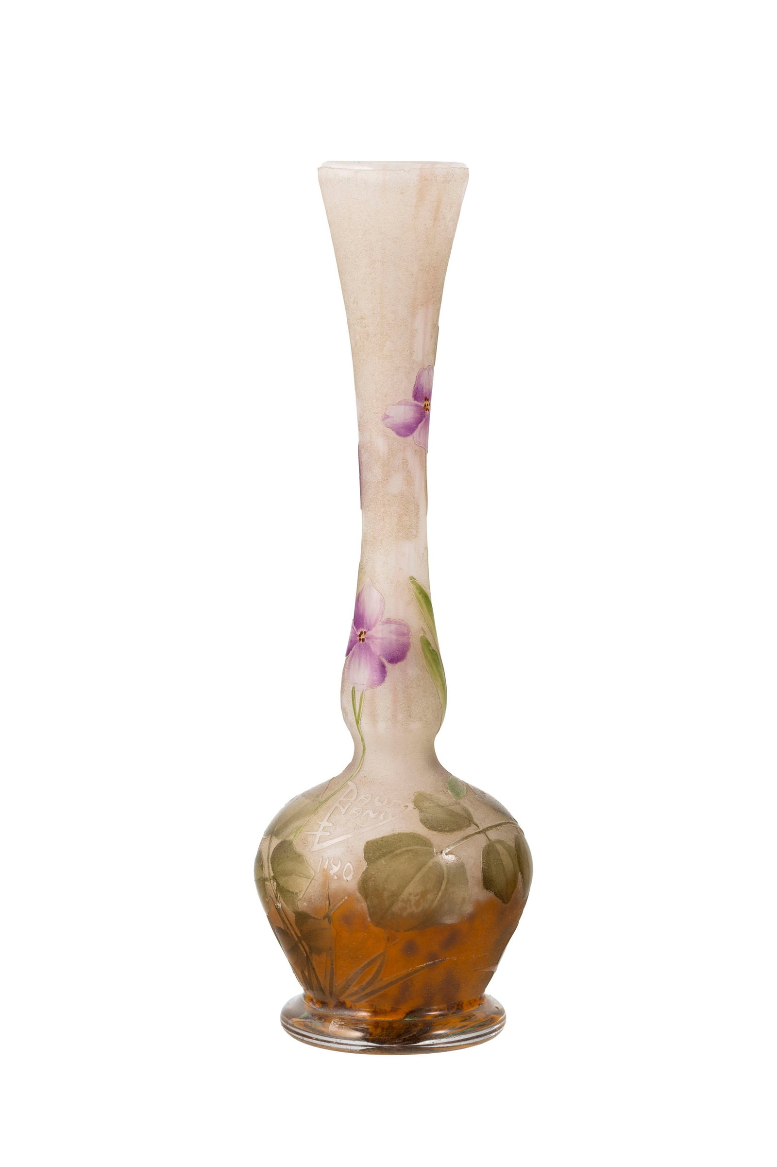 Daum Nancy. Vase soliflore en verre multicouche, à décor gravé à l'acide et : Daum Nancy. Vase soliflore en verre multicouche, à décor gravé à l'acide et émaillée de fleurs mauves et vertes sur blanc nuancé orange, h. 14,5 cm