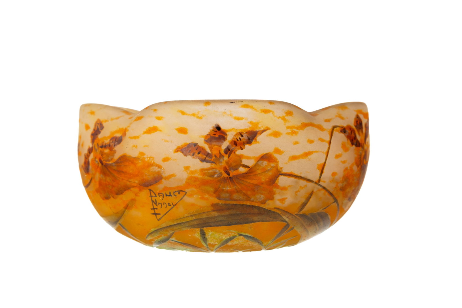 Daum Nancy. Coupe quadrilobée en verre multicouche, à décor gravé à l'acide: Daum Nancy. Coupe quadrilobée en verre multicouche, à décor gravé à l'acide et émaillé d'orchidées oranges et vertes sur blanc nuancé orange, diam. 12,3