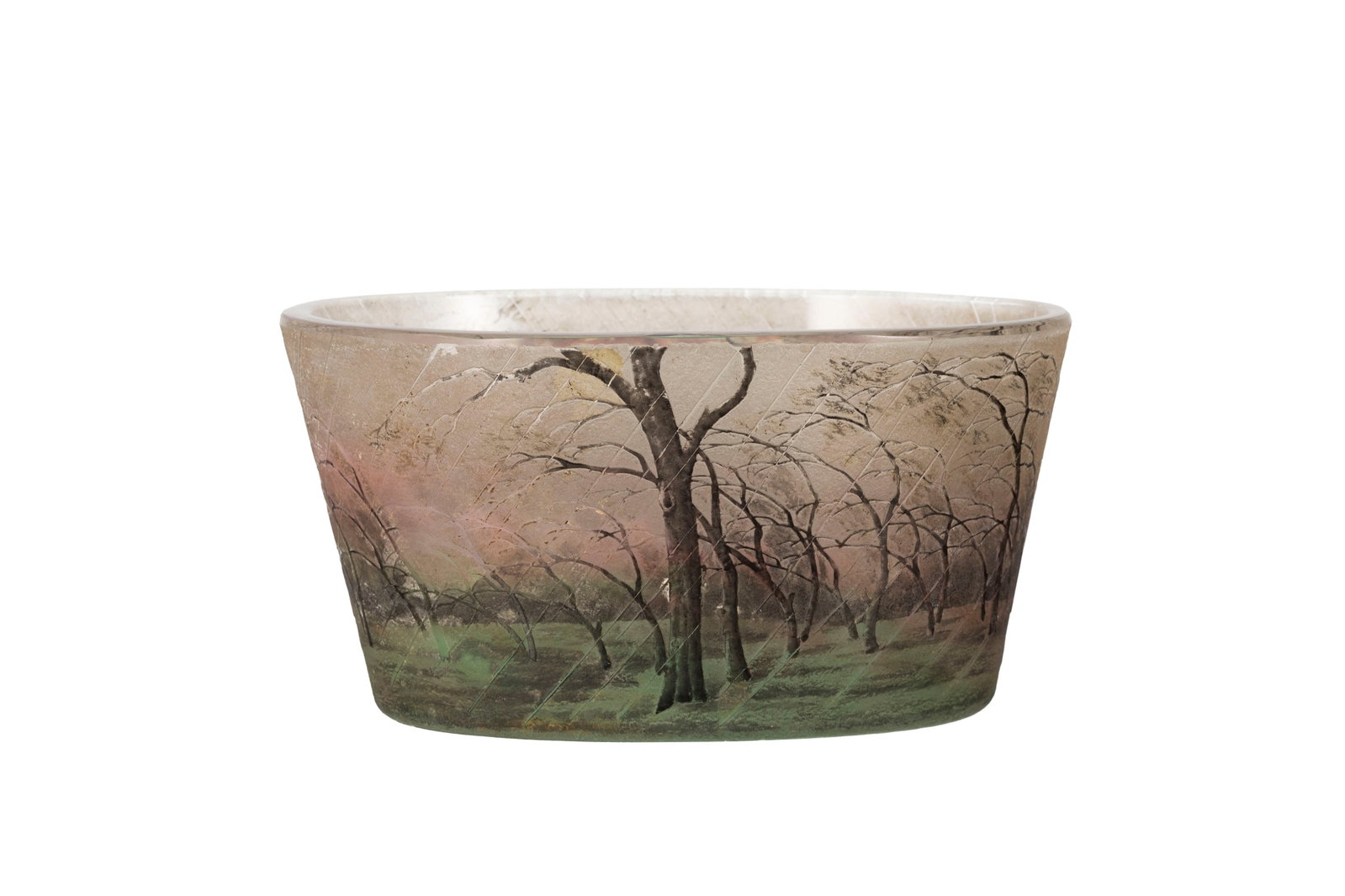 Daum Nancy. Vase en verre givré blanc, rose et vert, à décor de paysage sous la pluie: Daum Nancy. Vase en verre givré blanc, rose et vert, à décor de paysage sous la pluie gravé à l'acide et émaillé, signé sous la base, long. 15 cm, h. 8 cm