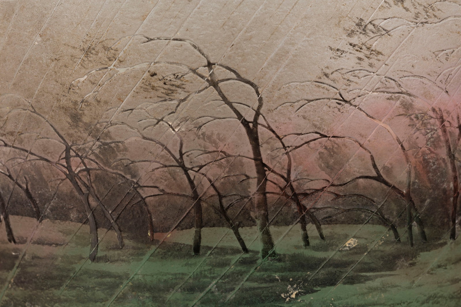 Daum Nancy. Vase en verre givré blanc, rose et vert, à décor de paysage sous la pluie - 4