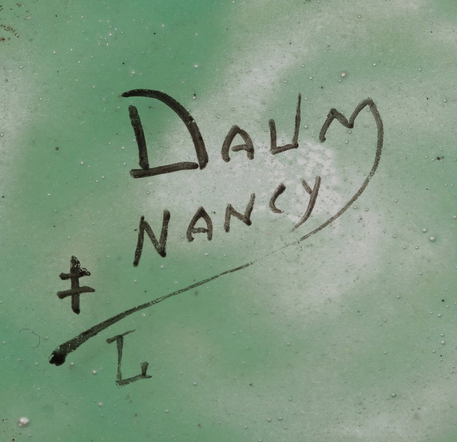 Daum Nancy. Vase en verre givré blanc, rose et vert, à décor de paysage sous la pluie - 5