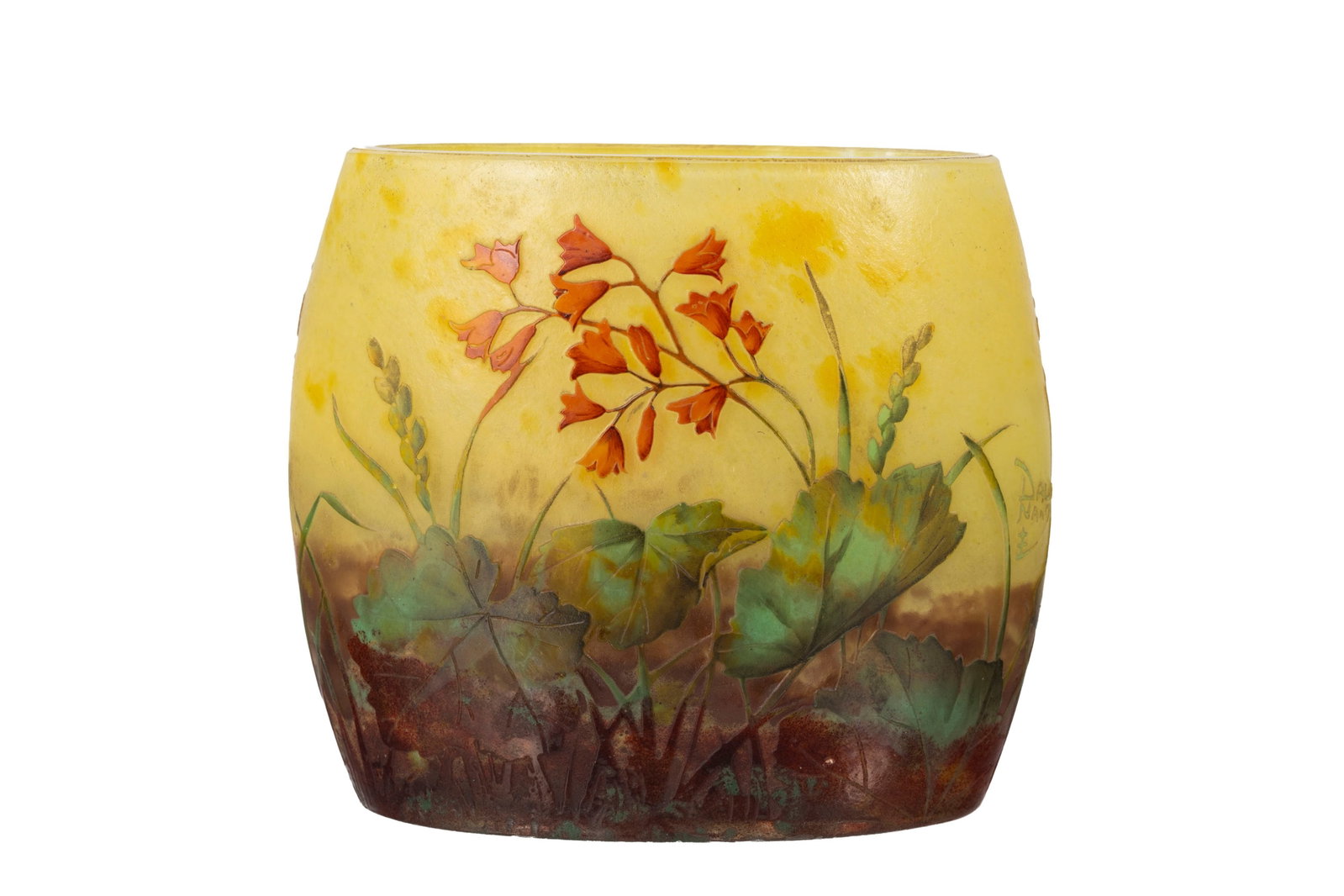 Daum Nancy. Vase ovale tronconique en verre multicouche, à décor gravé à l'acide: Daum Nancy. Vase ovale tronconique en verre multicouche, à décor gravé à l'acide et émaillé de fleurs oranges, rouges et vertes sur fond jaune nuancé brun, h. 12 cm