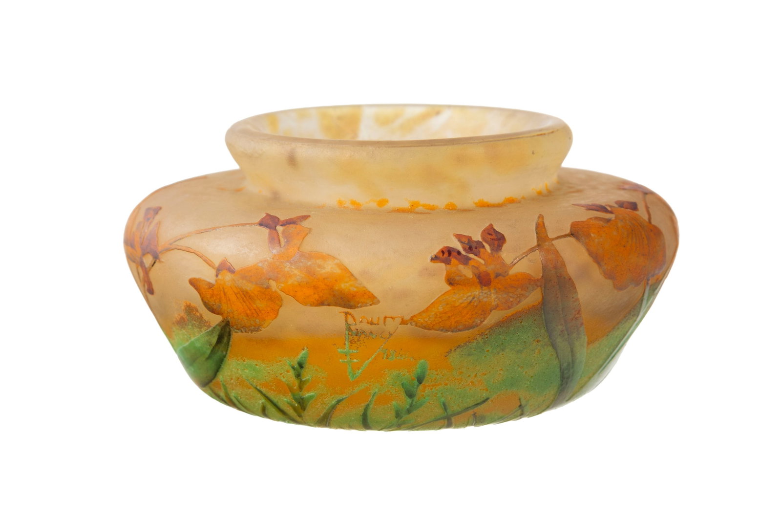 Daum Nancy. Vase à panse renflée et col ourlé en verre multicouche, à décor: Daum Nancy. Vase à panse renflée et col ourlé en verre multicouche, à décor gravé à l'acide et émaillé d'orchidées oranges et vertes sur blanc nuanc&#