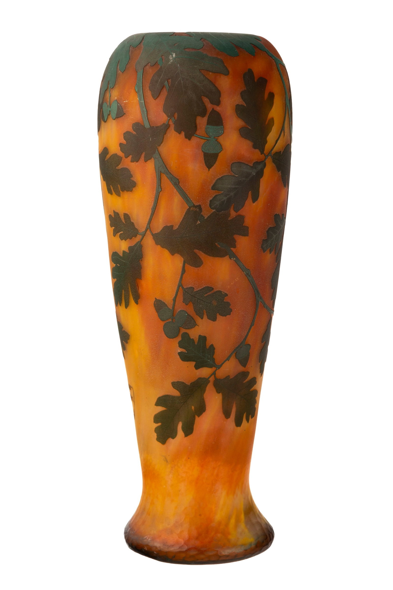 Daum Nancy. Vase en verre multicouche martelé, à décor dégagé à l'acid: Daum Nancy. Vase en verre multicouche martelé, à décor dégagé à l'acide de feuilles de chêne et glands verts sur fond marmoréen orangé, h. 40 cm