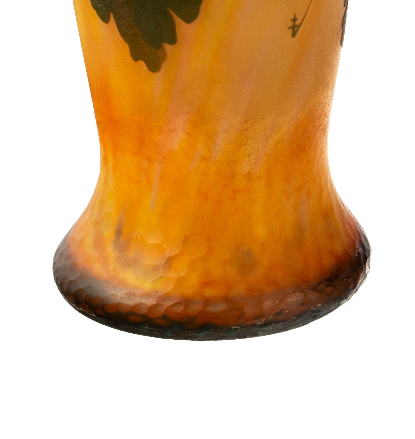 Daum Nancy. Vase en verre multicouche martelé, à décor dégagé à l'acid - 4