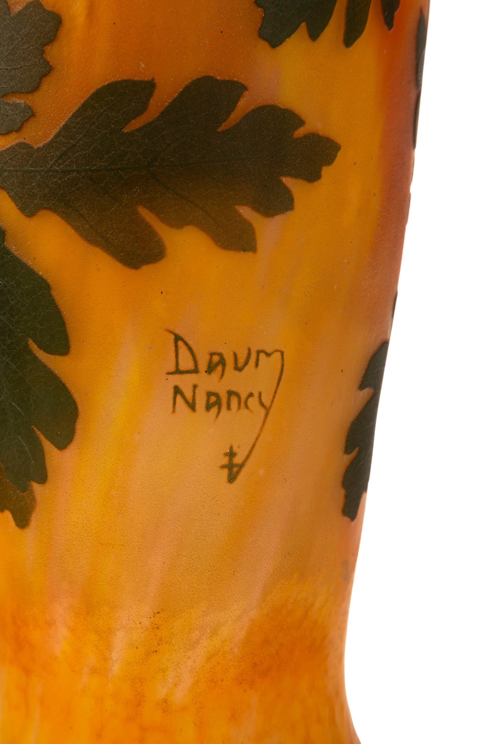 Daum Nancy. Vase en verre multicouche martelé, à décor dégagé à l'acid - 5
