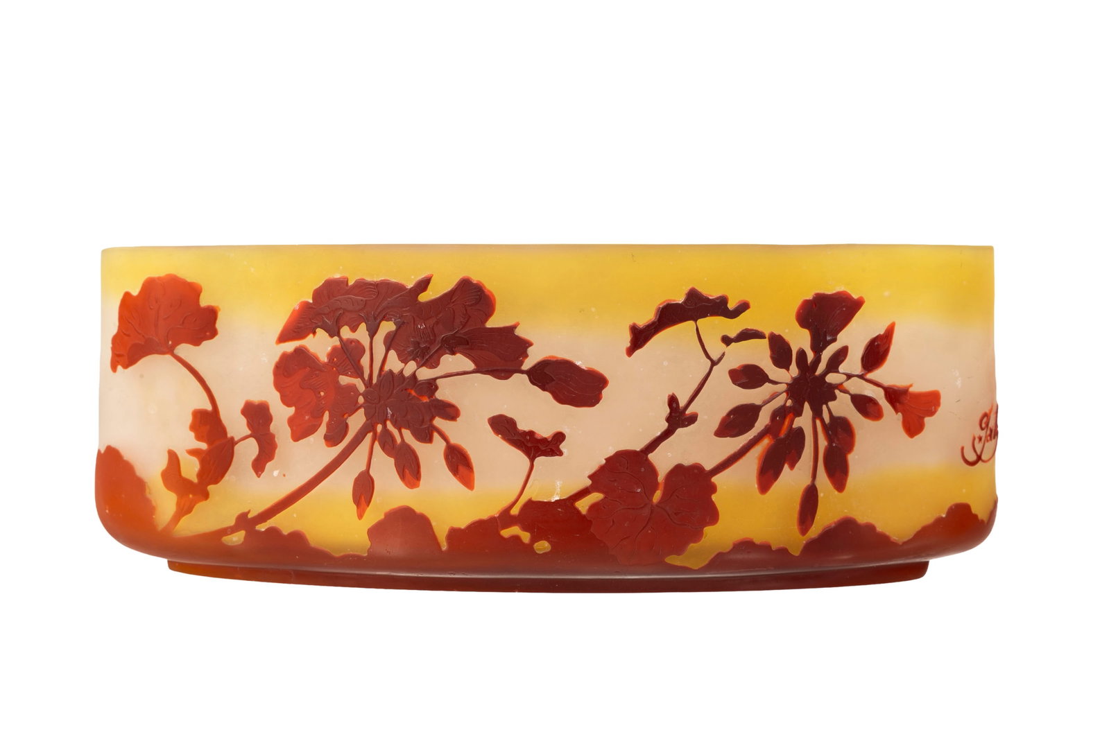 Gallé. Coupe quadrilobée en verre multicouche, à décor dégagé à l: Gallé. Coupe quadrilobée en verre multicouche, à décor dégagé à l'acide de fleurs rouges sur fond jaune, signature à l'étoile, long. 24,5 cm Condition