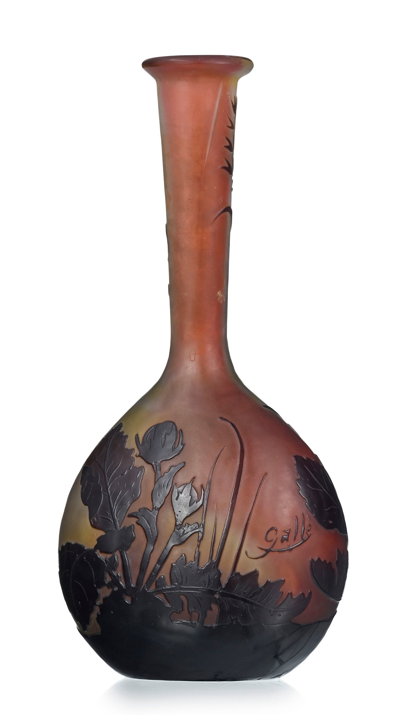 Gallé. Vase soliflore en verre multicouche, à décor dégagé à l'acide d: Gallé. Vase soliflore en verre multicouche, à décor dégagé à l'acide de fleurs brunes sur fond orangé jaune, signé, h. 17 cm Condition bulle verticale dans la