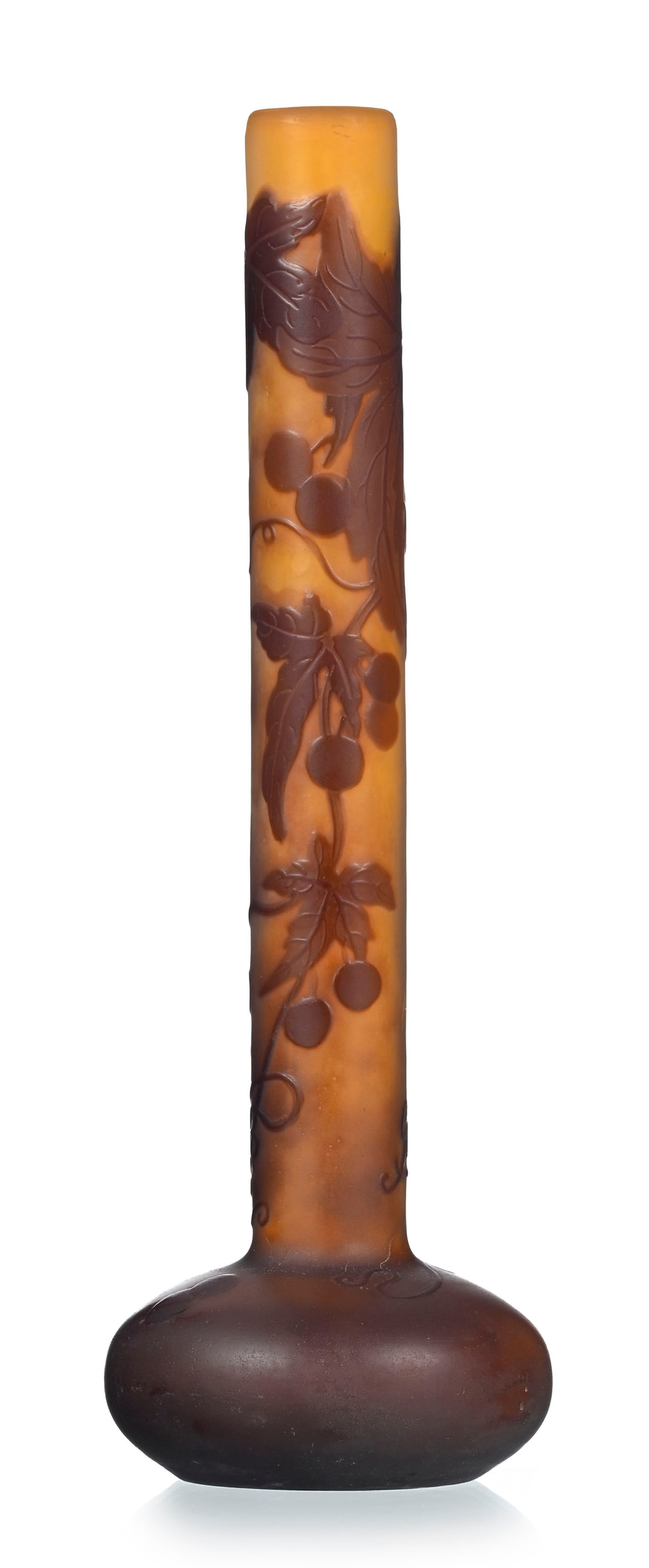 Gallé. Vase soliflore en verre multicouche, à décor dégagé à l'acide d: Gallé. Vase soliflore en verre multicouche, à décor dégagé à l'acide de baies violettes sur fond jaune-orangé, signé, h. 18,3 cm