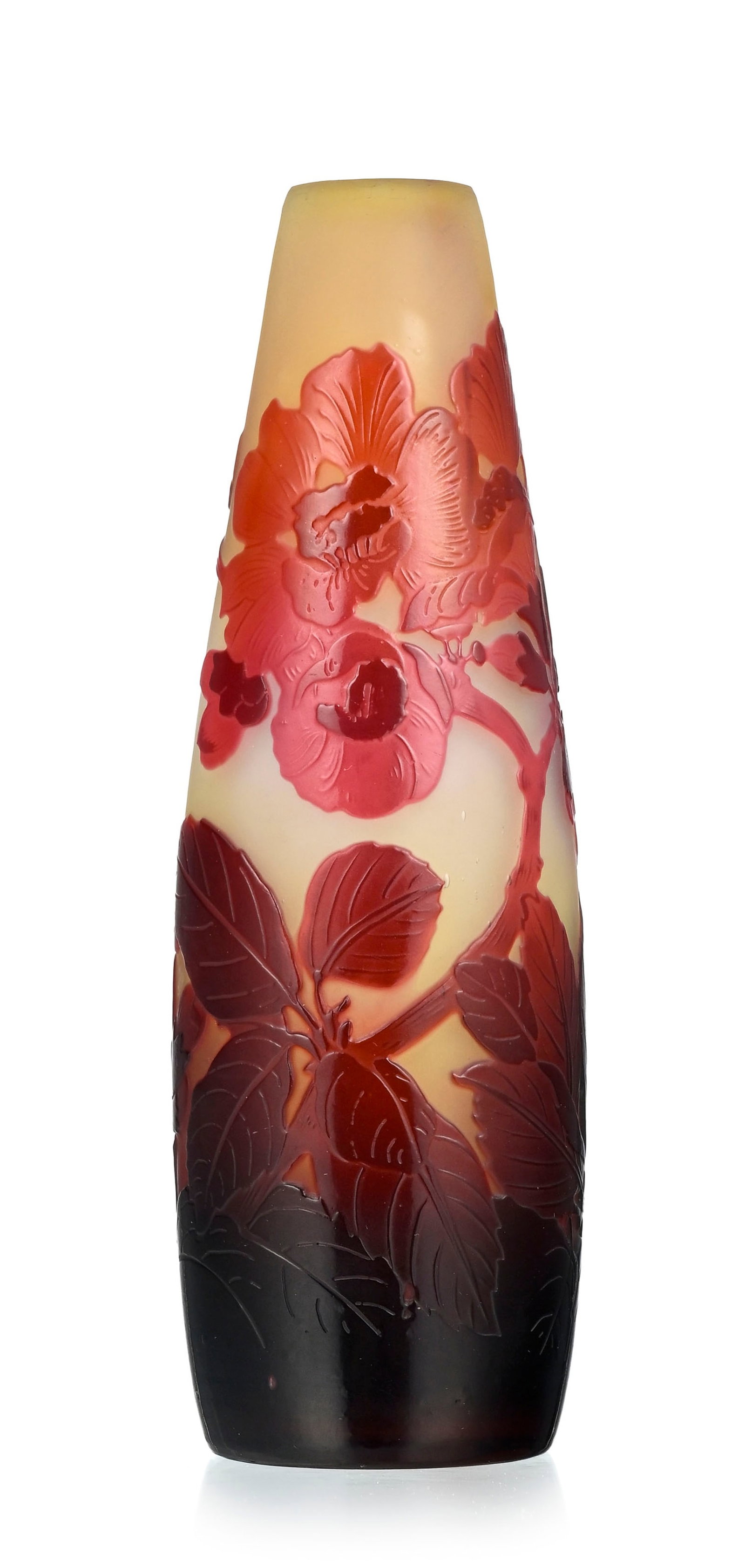 Gallé. Vase fuseau en verre multicouche, à décor dégagé à l'acide de f: Gallé. Vase fuseau en verre multicouche, à décor dégagé à l'acide de fleurs rouges sur fond jaune nuancé blanc, h. 17 cm
