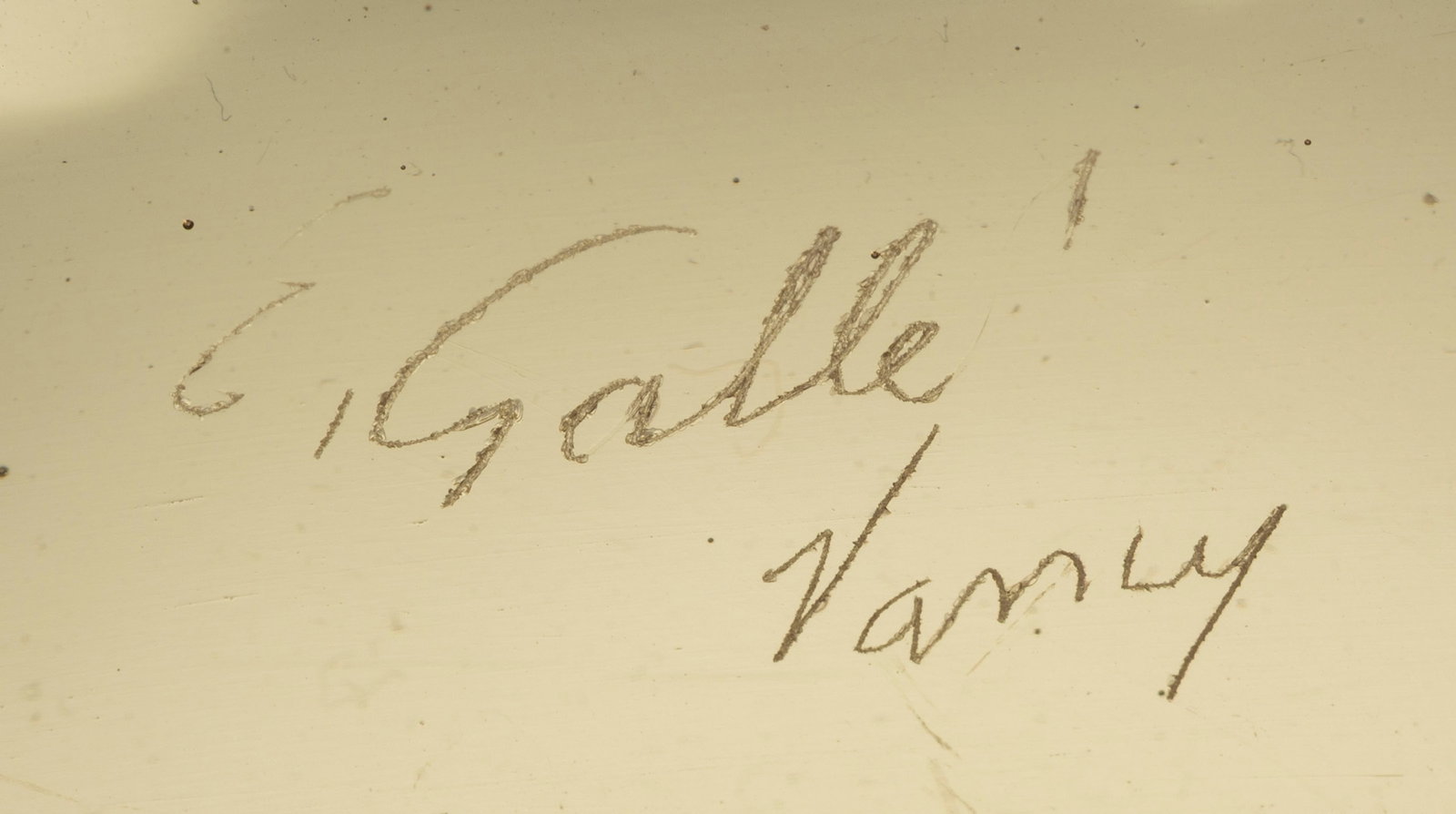 Gallé. Vase à col ourlé en verre fumé, à décor émaillé de ly - 4
