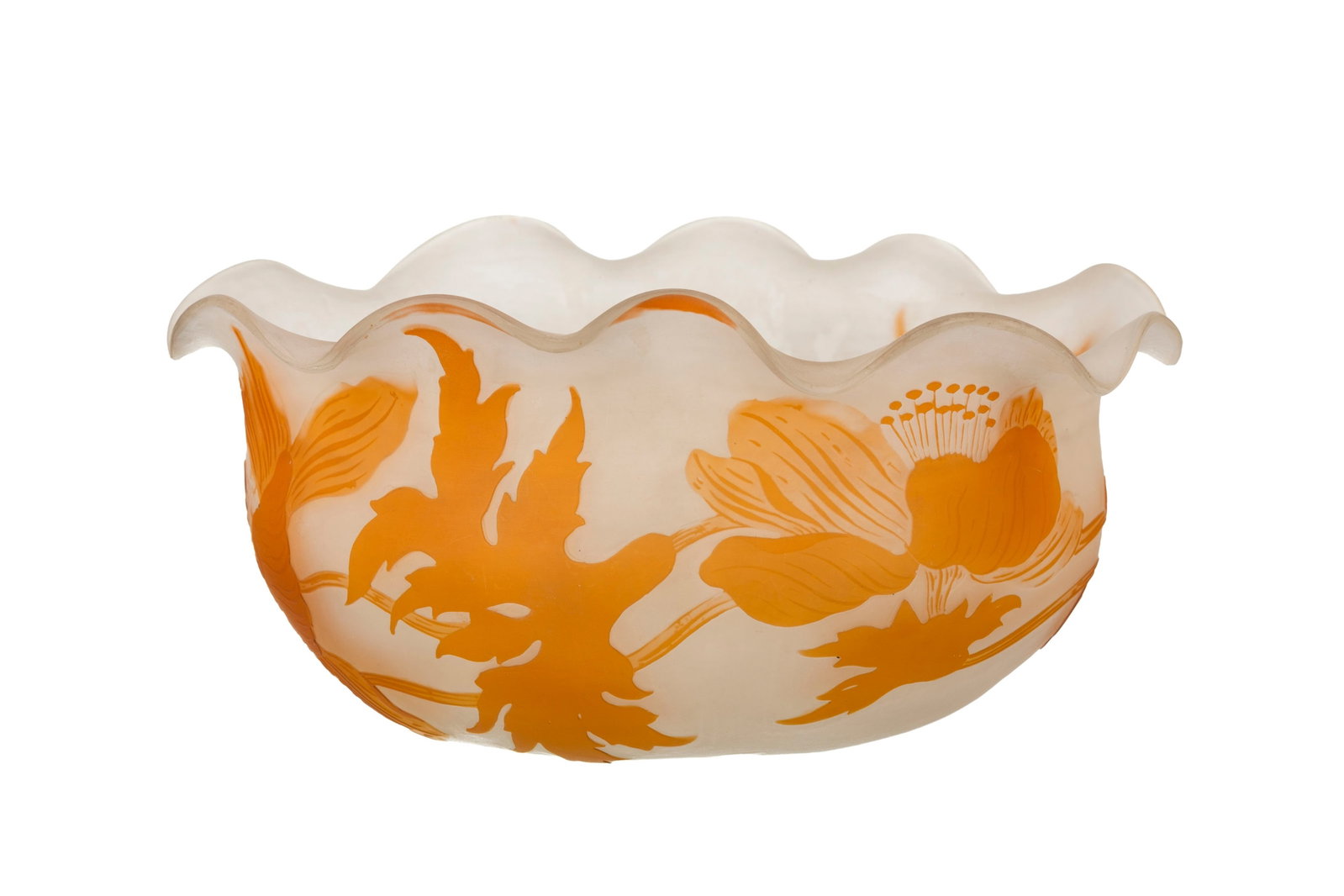 Gallé. Coupe en verre multicouche, à décor dégagé à l'acide de fleurs : Gallé. Coupe en verre multicouche, à décor dégagé à l'acide de fleurs oranges sur fond blanc, long. 18,5 cm, h. 8,5 cm