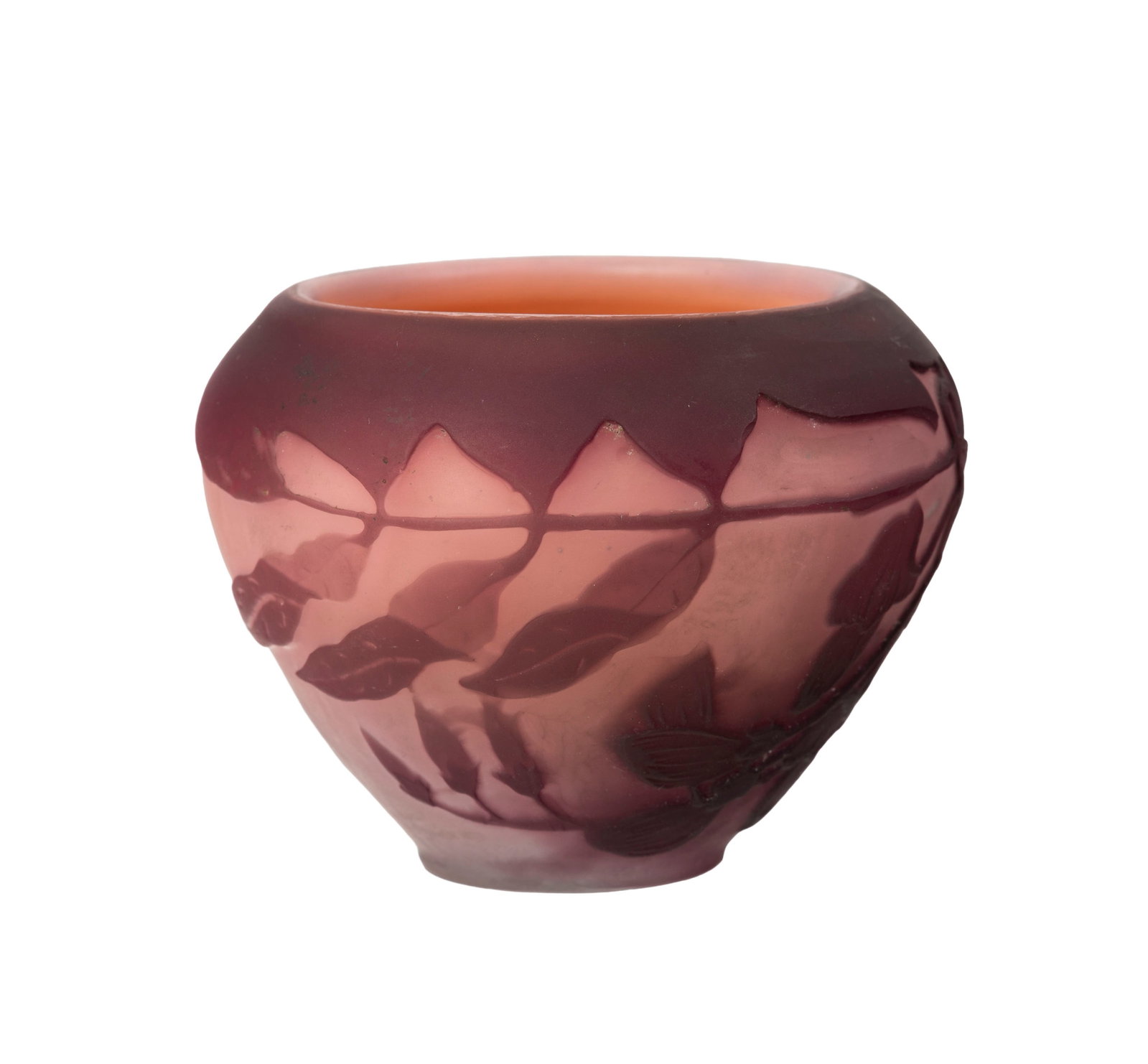 Gallé. Petit vase en verre multicouche, à décor dégagé à l'acide de fl: Gallé. Petit vase en verre multicouche, à décor dégagé à l'acide de fleurs violettes sur fond rosé, h. 5,5 cm Condition plusieurs micro-éclats au décor
