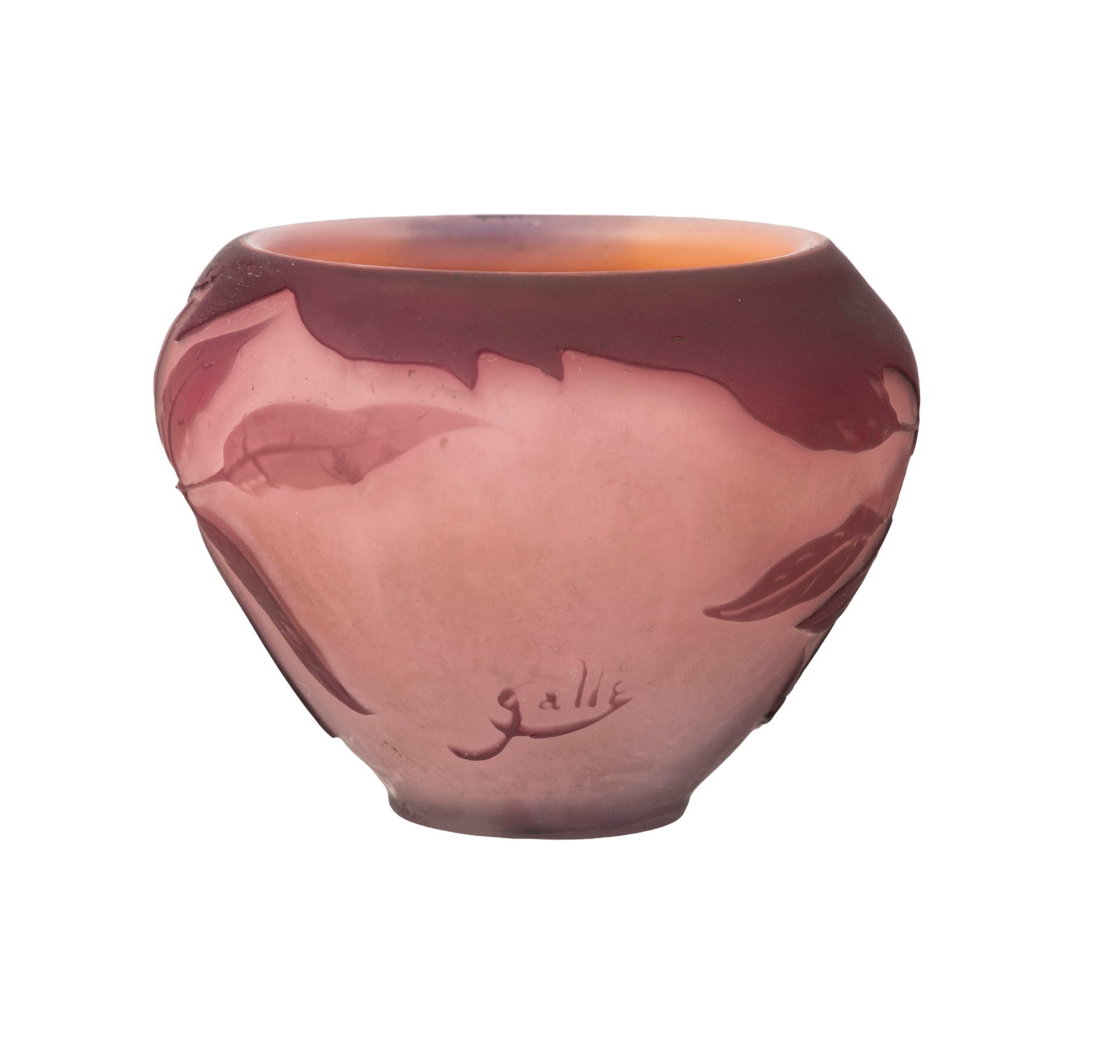 Gallé. Petit vase en verre multicouche, à décor dégagé à l'acide de fl - 3