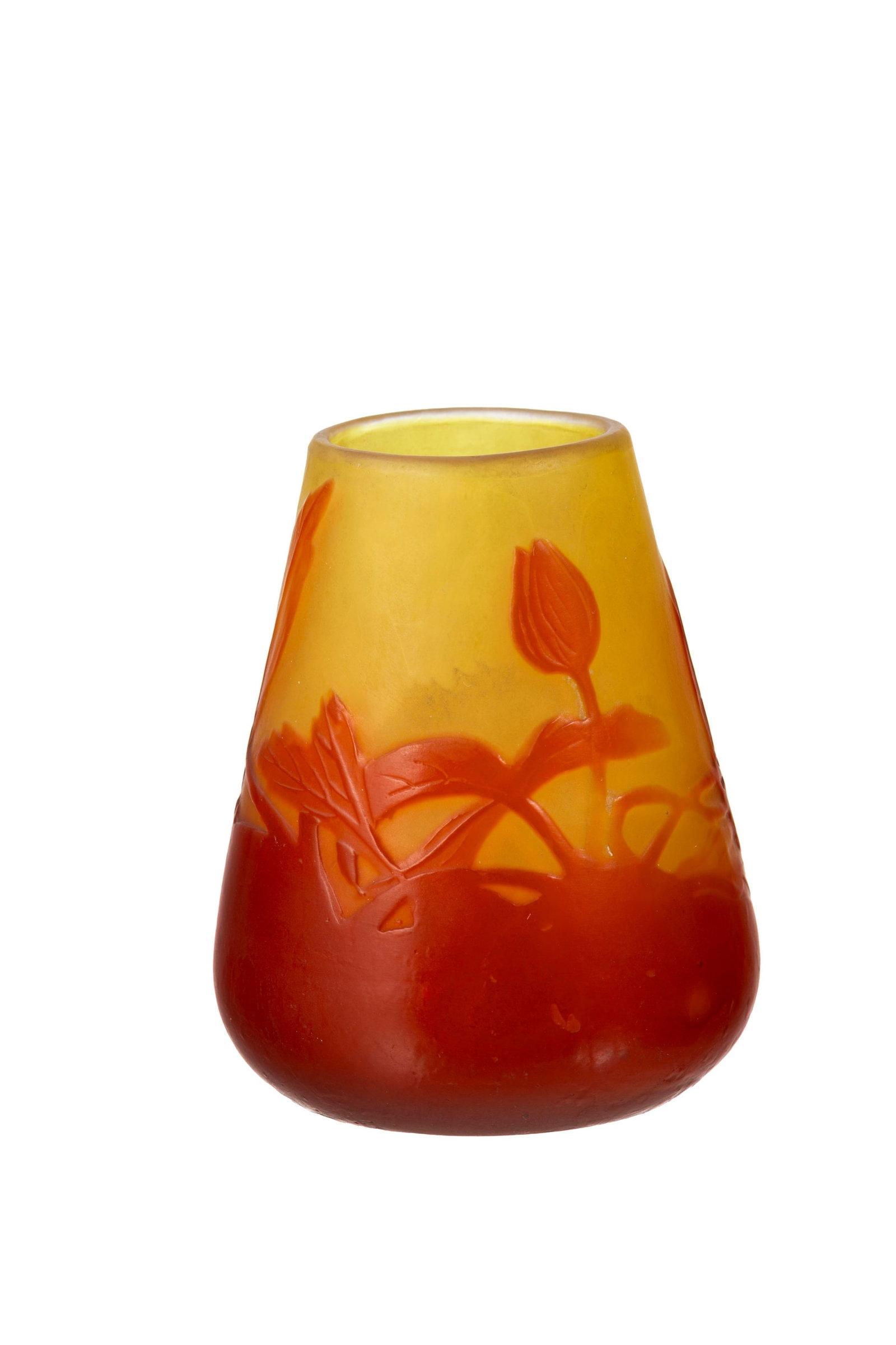 Gallé. Petit vase conique en verre multicouche, à décor dégagé à l'aci: Gallé. Petit vase conique en verre multicouche, à décor dégagé à l'acide de feuilles rouges sur fond jaune, h. 6,5 cm
