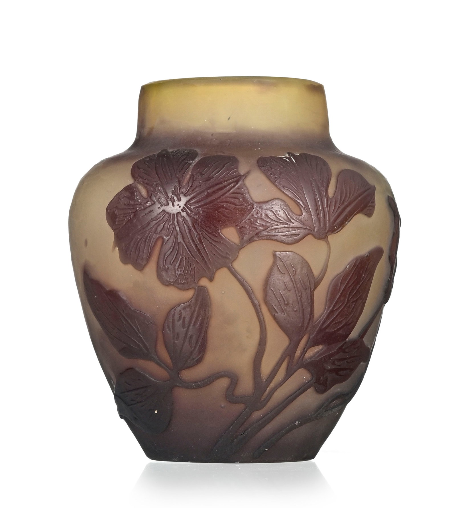 Gallé. Petit vase ovoïde à col droit en verre multicouche, à décor dég: Gallé. Petit vase ovoïde à col droit en verre multicouche, à décor dégagé à l'acide de fleurs violettes sur fond laiteux nuancé violet, h. 7 cm