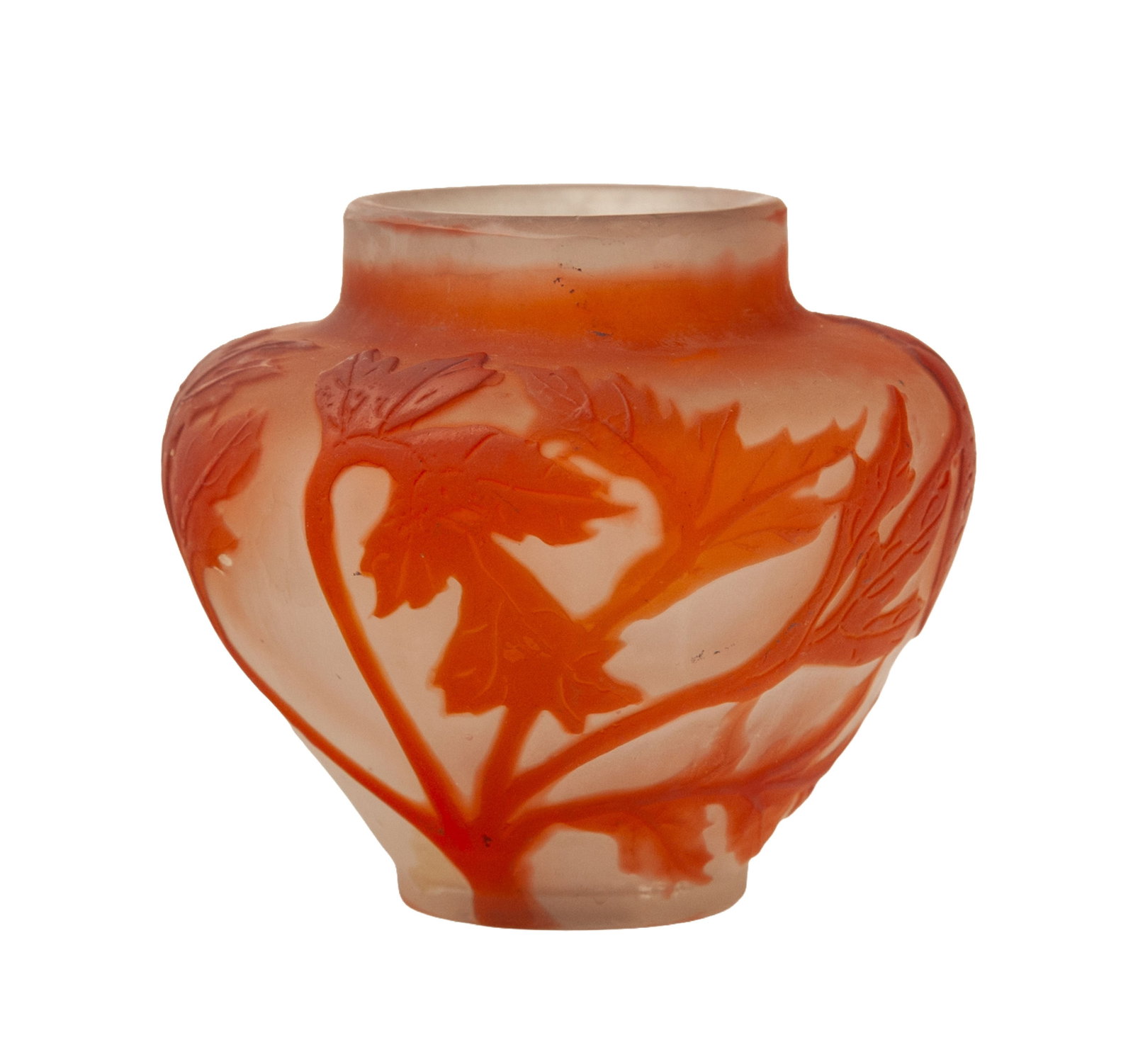 Gallé. Vase pansu à petit col droit en verre multicouche, à décor dégag: Gallé. Vase pansu à petit col droit en verre multicouche, à décor dégagé à l'acide de fleurs rouges sur fond blanc, h. 6,5 cm
