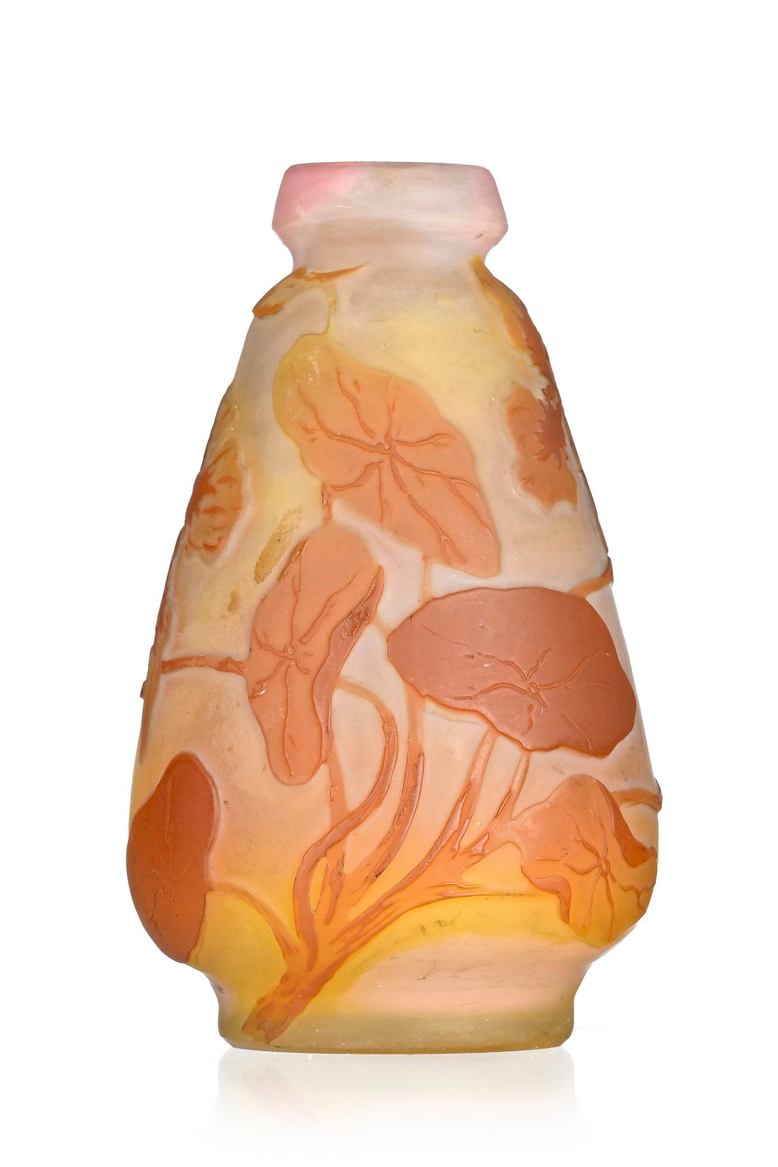 Gallé. Petit vase piriforme à col ourlé en verre multicouche, à décor d: Gallé. Petit vase piriforme à col ourlé en verre multicouche, à décor dégagé à l'acide de fleurs orangées sur fond jaune et blanc, h. 9 cm