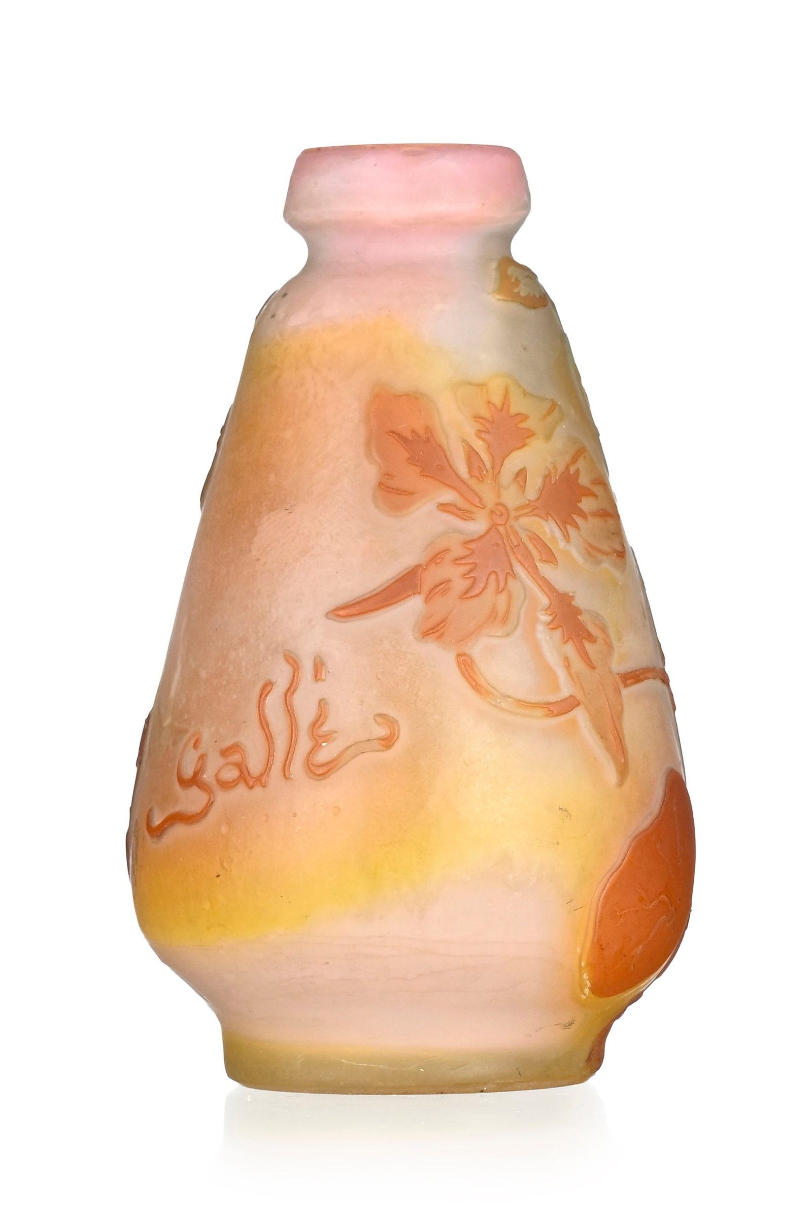 Gallé. Petit vase piriforme à col ourlé en verre multicouche, à décor d - 2
