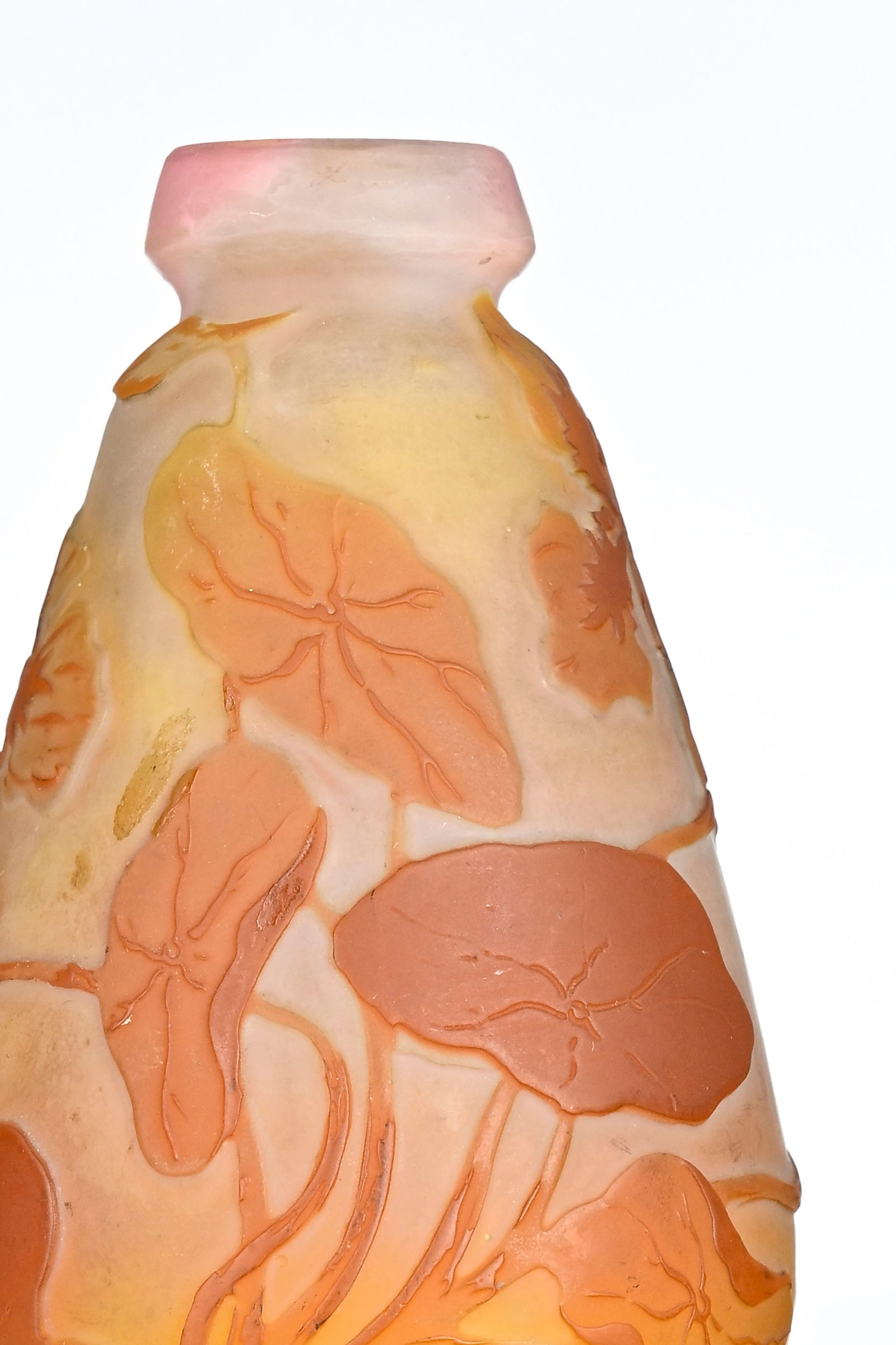 Gallé. Petit vase piriforme à col ourlé en verre multicouche, à décor d - 3