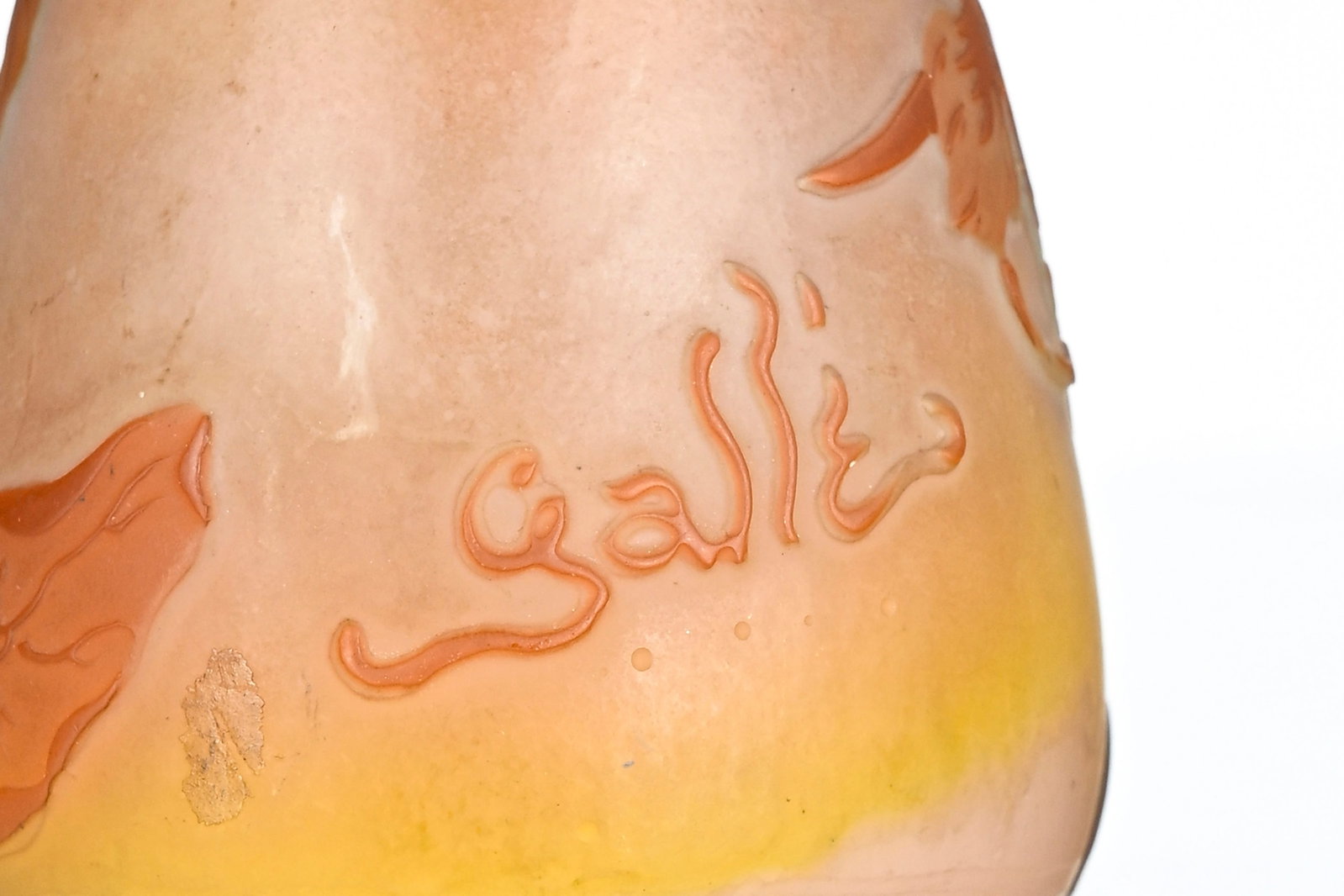 Gallé. Petit vase piriforme à col ourlé en verre multicouche, à décor d - 4
