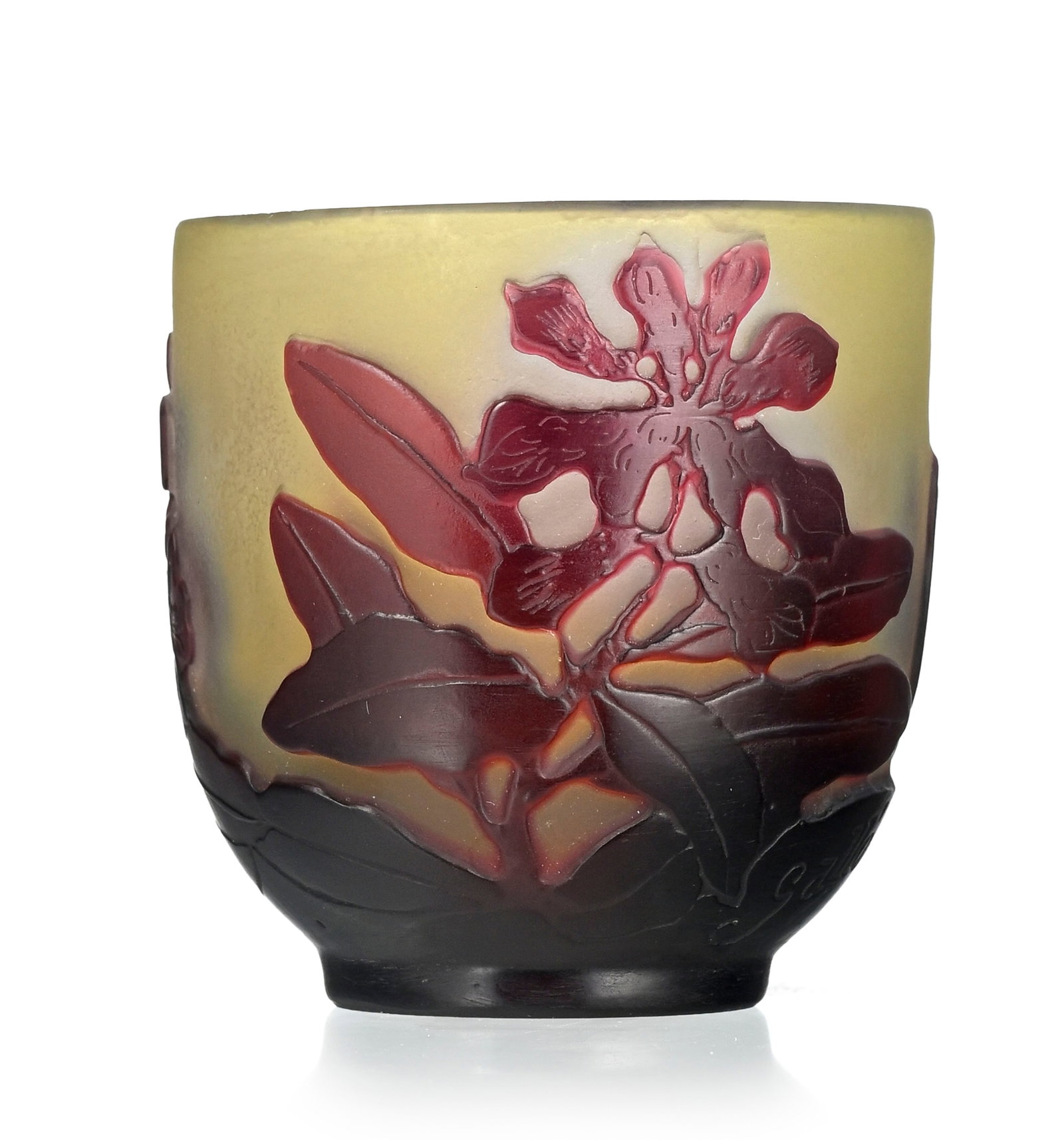Gallé. Petit vase sur talon en verre multicouche, à décor dégagé à l'a: Gallé. Petit vase sur talon en verre multicouche, à décor dégagé à l'acide de fleurs violettes sur fond jaune, h. 6,5 cm