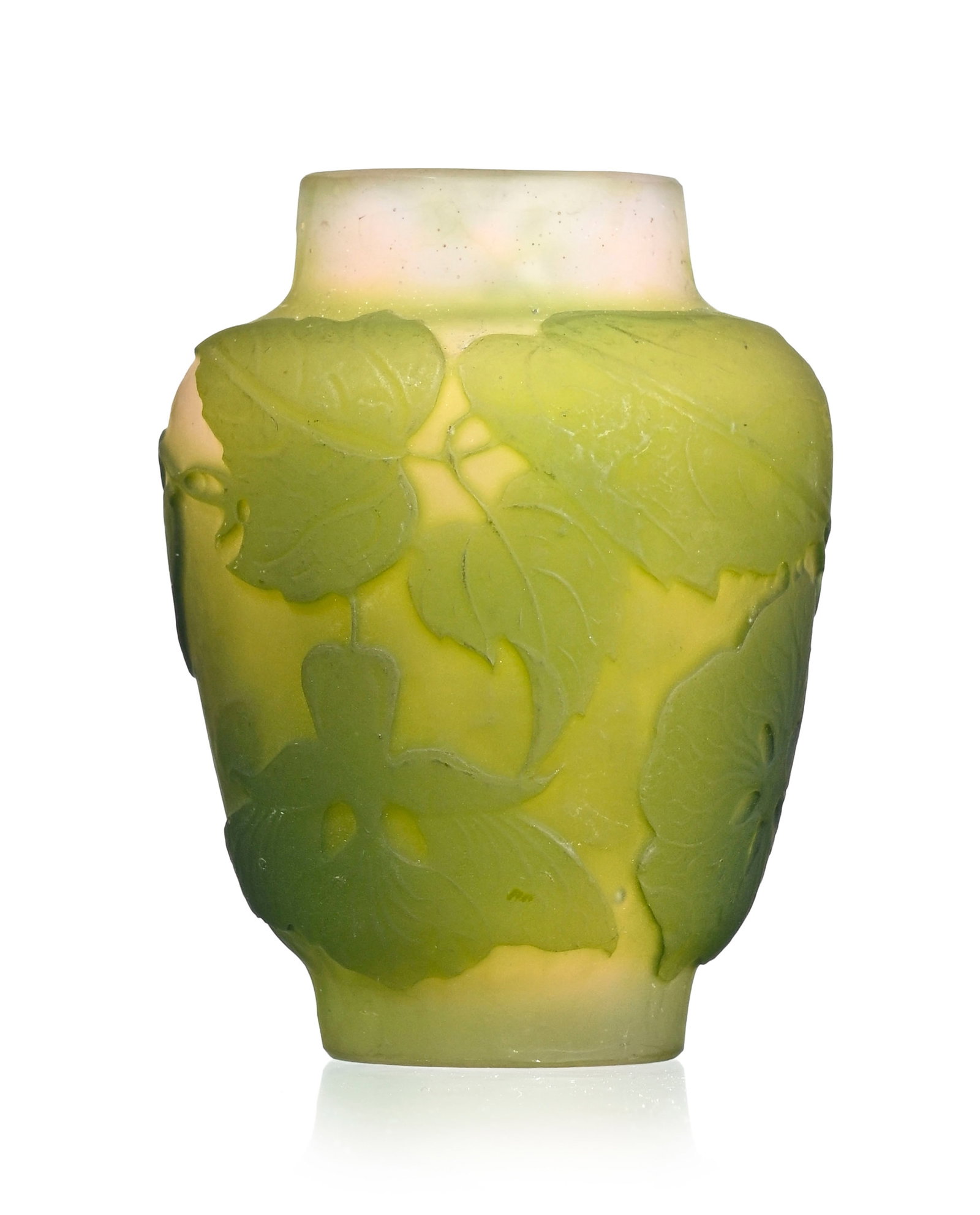 Gallé. Petit vase à col droit en verre multicouche, à décor dégagé : Gallé. Petit vase à col droit en verre multicouche, à décor dégagé à l'acide de fleurs vertes sur fond rosé, h. 7,5 cm