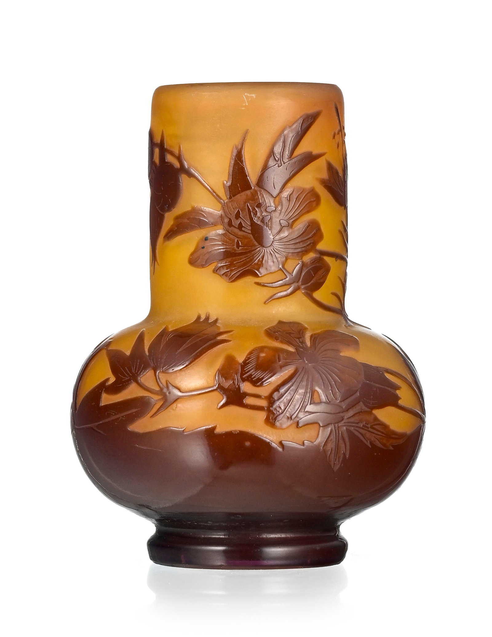 Gallé. Vase à panse renflée et col droit en verre multicouche, à décor d: Gallé. Vase à panse renflée et col droit en verre multicouche, à décor dégagé à l'acide de fleurs brunes sur fond orange, h. 9,5 cm Condition présence de b