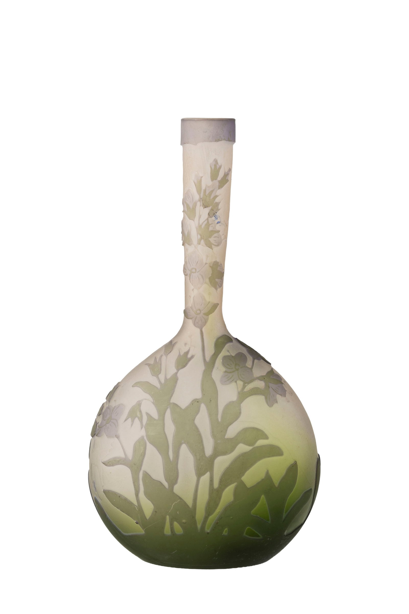Gallé. Vase soliflore en verre multicouche, à décor dégagé à l'acide d: Gallé. Vase soliflore en verre multicouche, à décor dégagé à l'acide de fleurs violettes et vertes sur fond blanc, h. 16 cm Condition éclat à l'arrière du