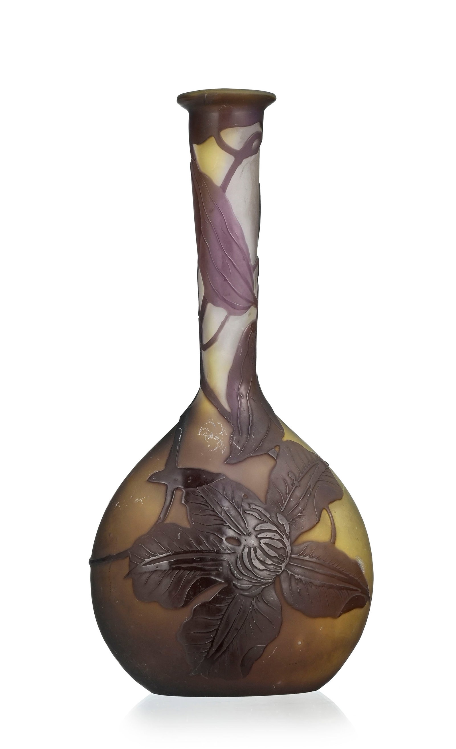 Gallé. Vase soliflore en verre multicouche, à décor dégagé à l'acide d: Gallé. Vase soliflore en verre multicouche, à décor dégagé à l'acide de fleurs violettes sur fond mauve et jaune nuancé blanc, h. 17 cm Condition présence