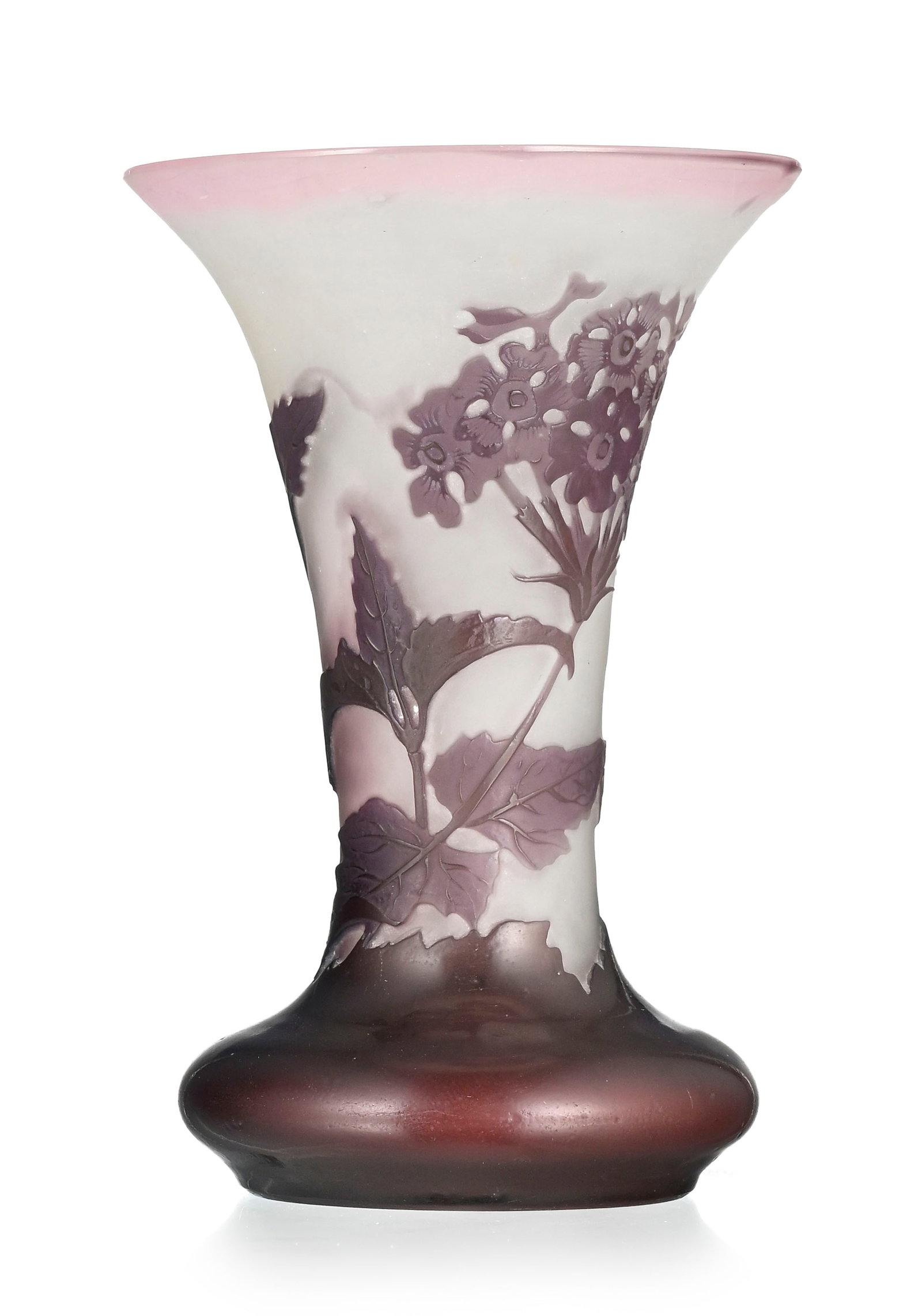 Gallé. Vase à col évasé et base renflée en verre multicouche, à dé: Gallé. Vase à col évasé et base renflée en verre multicouche, à décor dégagé à l'acide de fleurs violettes sur fond blanc, h. 12 cm