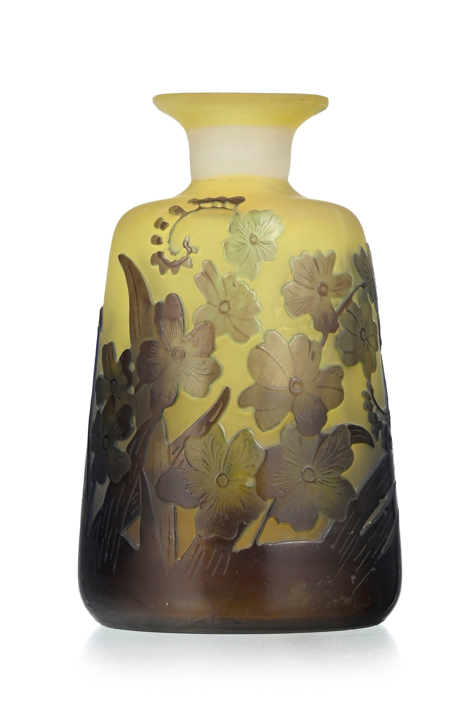 Gallé. Vase/flacon tronconique en verre multicouche, à décor dégagé à : Gallé. Vase/flacon tronconique en verre multicouche, à décor dégagé à l'acide de fleurs bleues sur fond jaune, h. 12,5 cm Condition présence de bulles