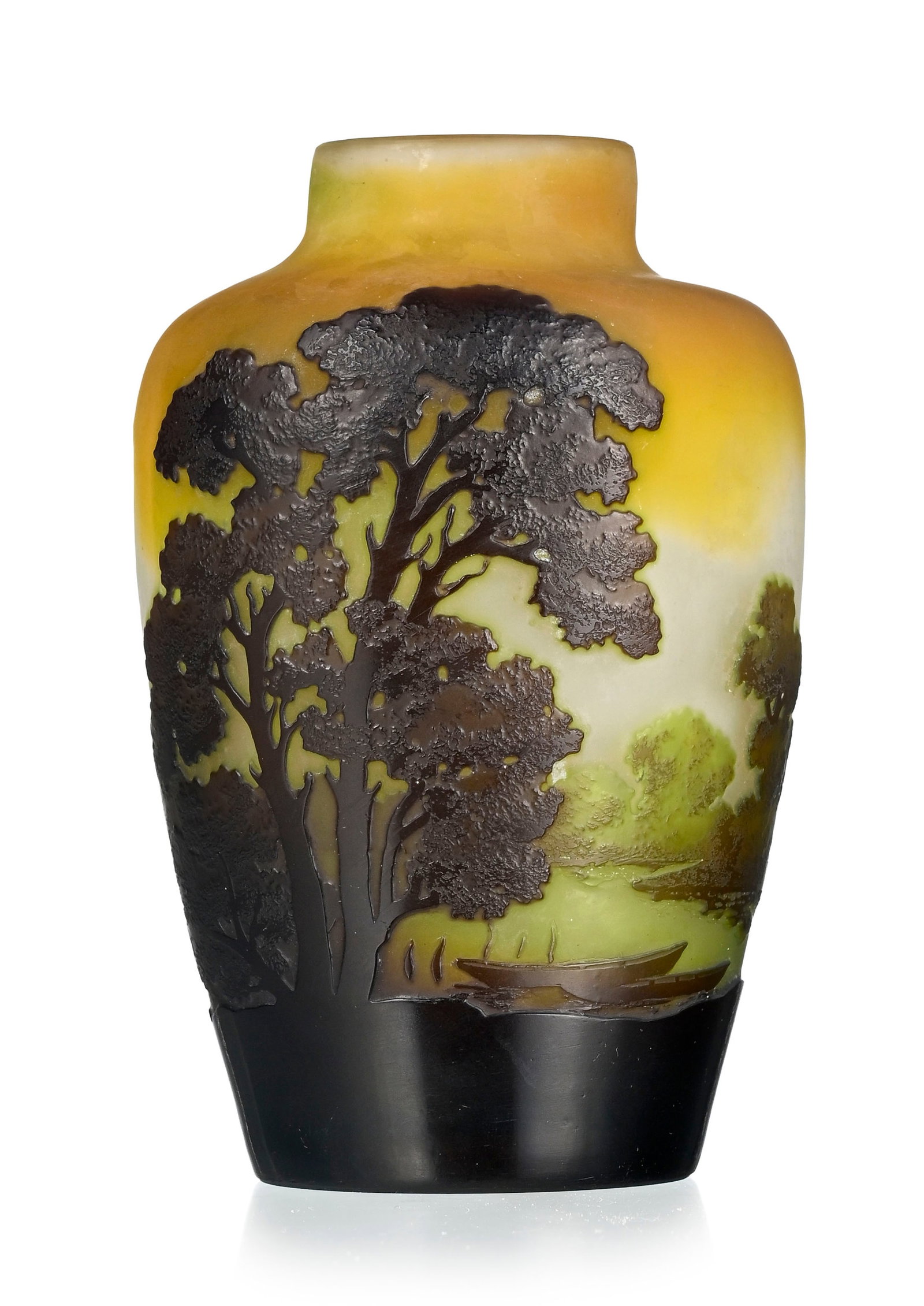 Gallé. Vase ovoïde à petit col droit en verre multicouche, à décor dég: Gallé. Vase ovoïde à petit col droit en verre multicouche, à décor dégagé à l'acide de plan d'eau et forêt vert et brun sur fond jaune et blanc, h. 12 cm