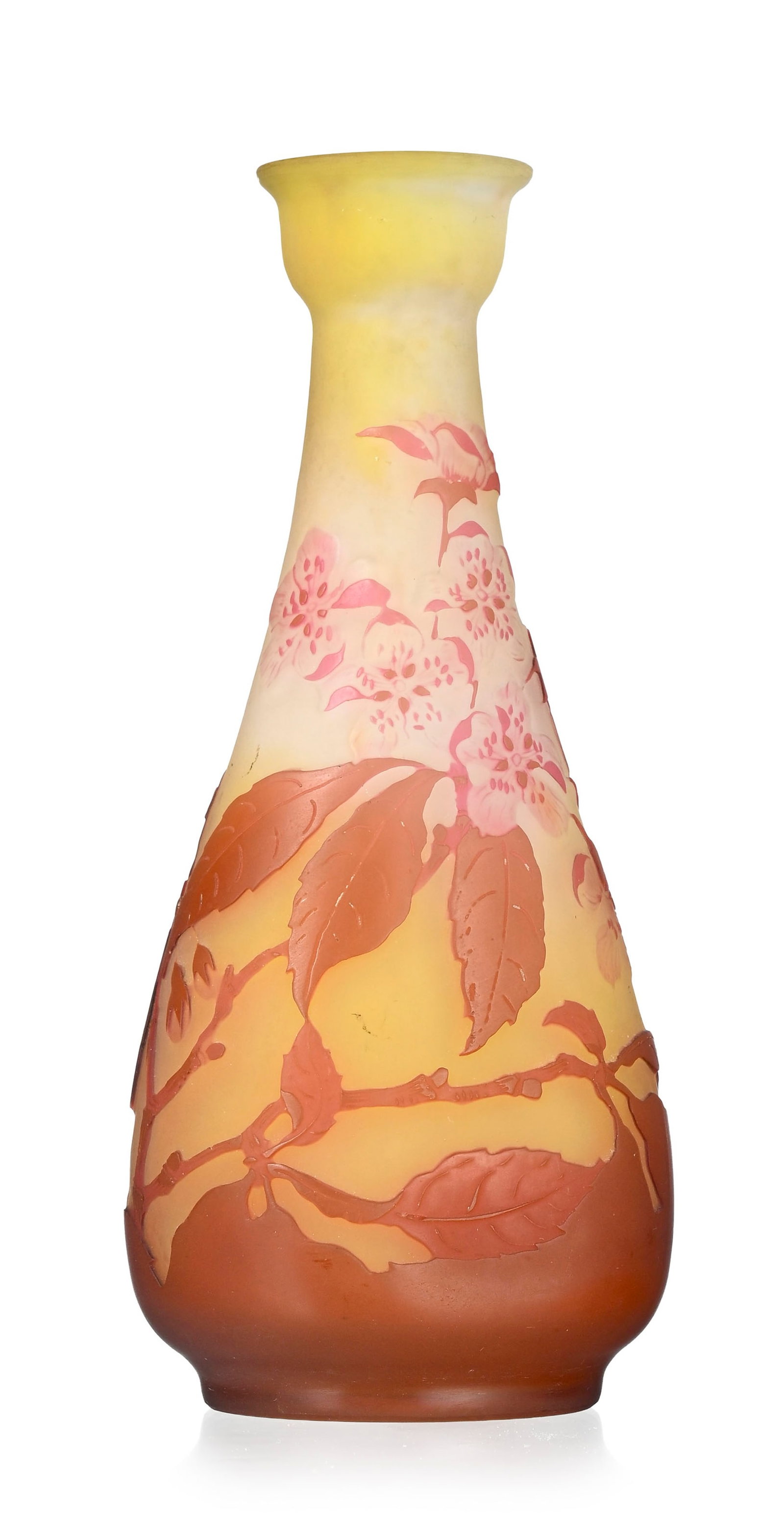 Gallé. Vase piriforme sur talon en verre multicouche, à décor dégagé à: Gallé. Vase piriforme sur talon en verre multicouche, à décor dégagé à l'acide de fleurs roses et rouges sur fond jaune, h. 18,3 cm