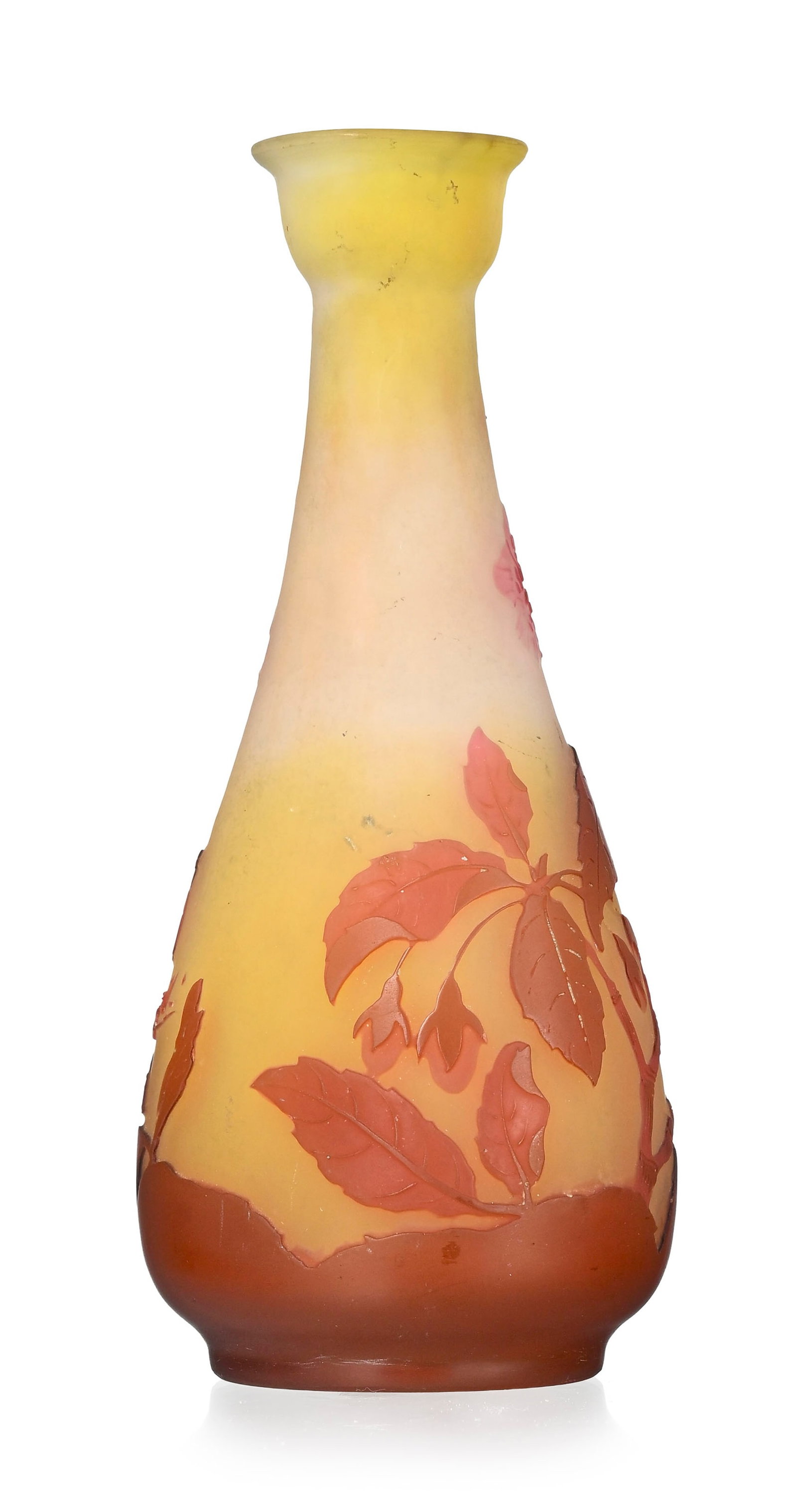 Gallé. Vase piriforme sur talon en verre multicouche, à décor dégagé à - 2