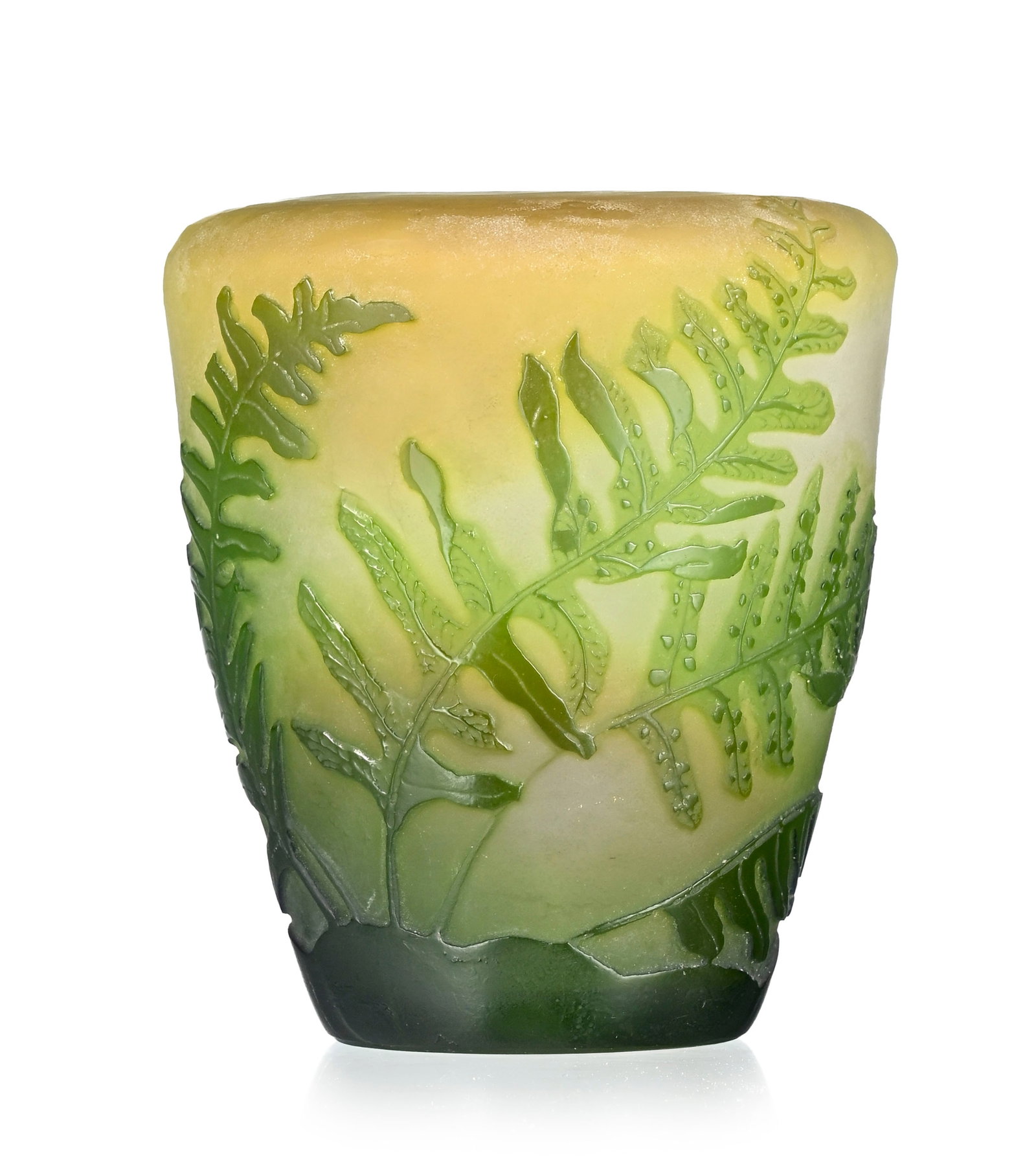 Gallé. Vase tronconique à lèvre roulée en verre multicouche, à décor d: Gallé. Vase tronconique à lèvre roulée en verre multicouche, à décor dégagé à l'acide de fougères vertes sur fond blanc nuancé jaune et vert, h.