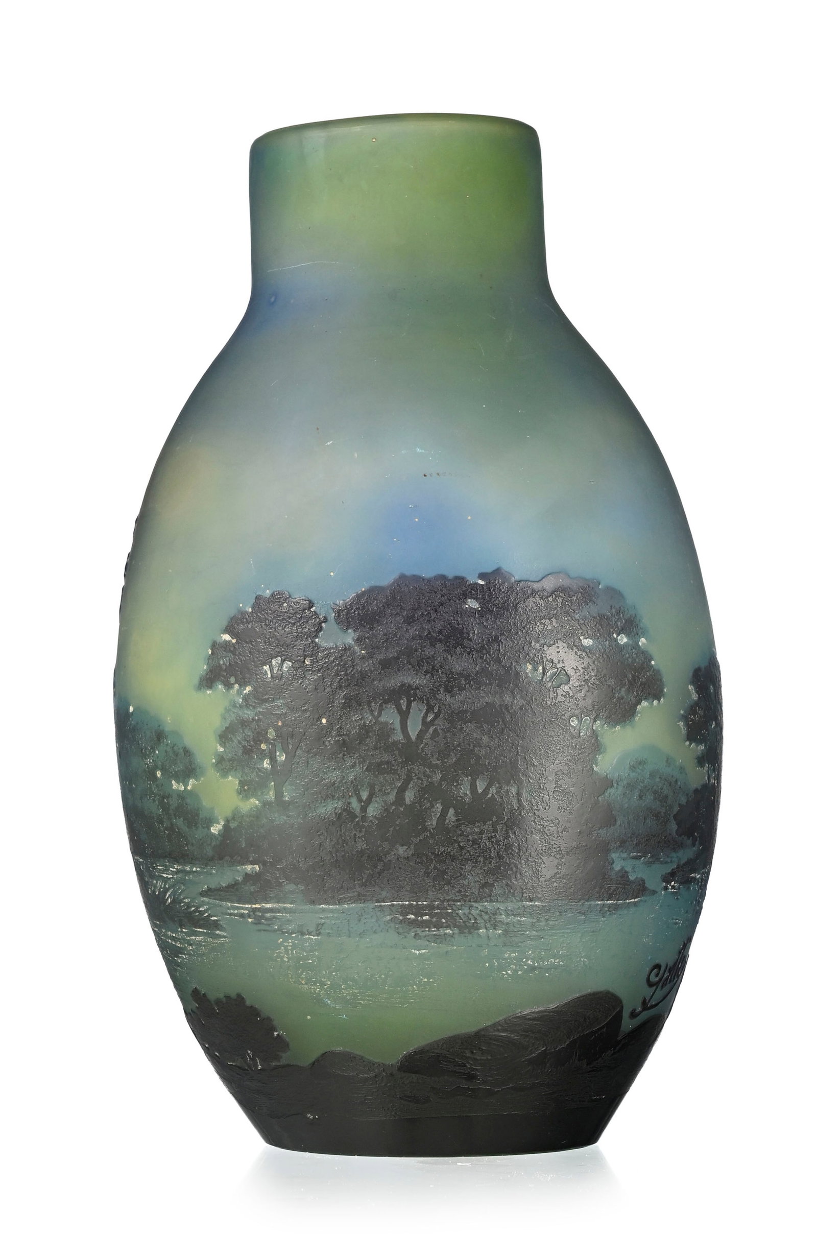 Gallé. Vase ovoïde à col droit en verre multicouche, à décor dégag: Gallé. Vase ovoïde à col droit en verre multicouche, à décor dégagé à l'acide d'étang et forêt bleu et violet sur fond bleuté nuancé vert,