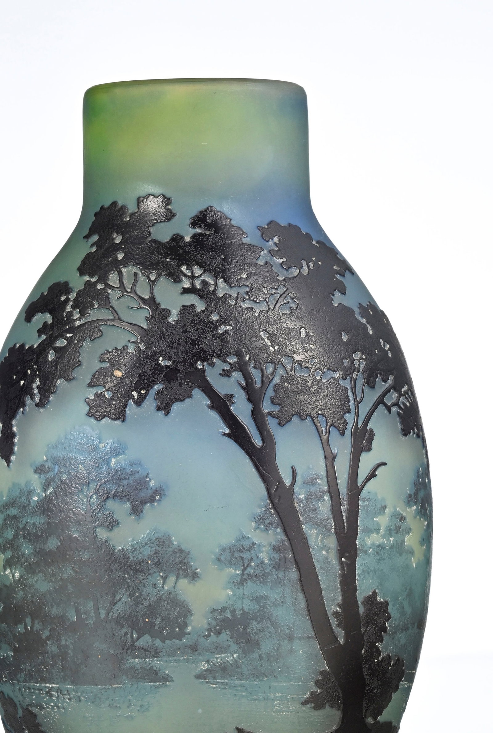 Gallé. Vase ovoïde à col droit en verre multicouche, à décor dégag - 3