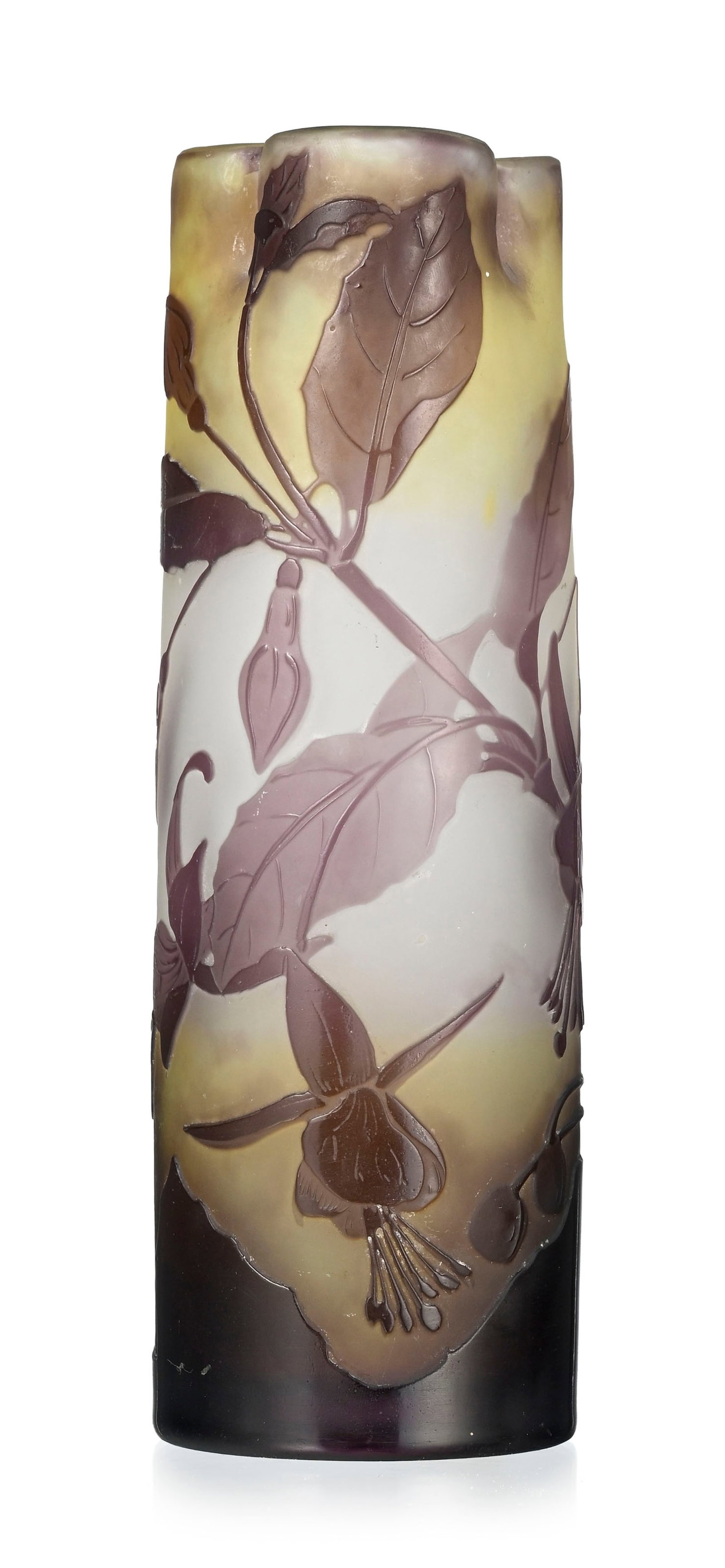 Gallé. Vase bambou en verre multicouche, à décor dégagé à l'acide de f: Gallé. Vase bambou en verre multicouche, à décor dégagé à l'acide de fleurs violettes sur fond blanc nuancé jaune, h. 21,5 cm