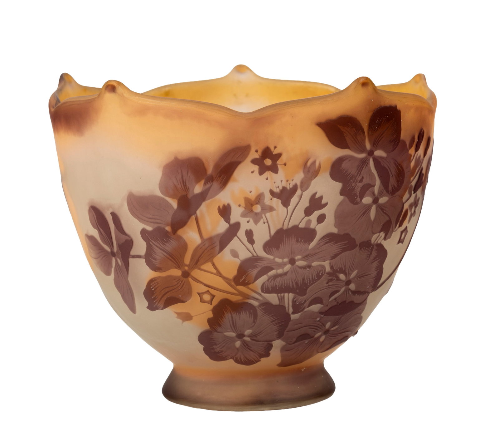 Gallé. Vase sur talon en verre multicouche, à décor dégagé à l'acide d: Gallé. Vase sur talon en verre multicouche, à décor dégagé à l'acide de fleurs violettes sur fond blanc, h. 12,5 cm, diam. 14,5 cm Condition présence de bulles