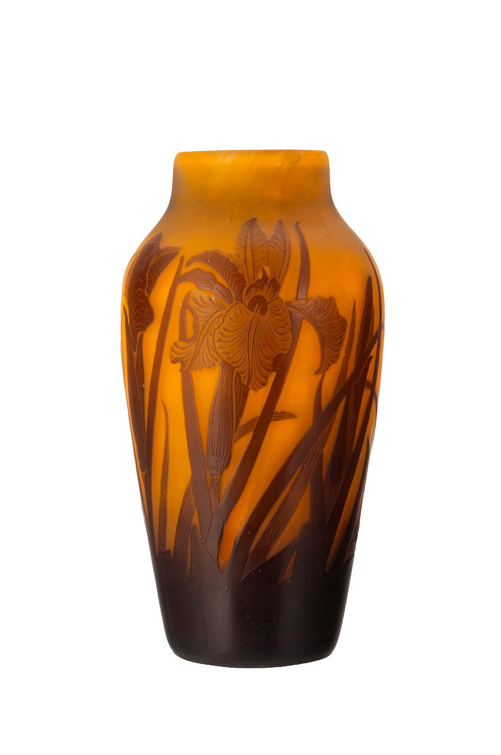 Gallé. Vase à col droit en verre multicouche, à décor dégagé à l': Gallé. Vase à col droit en verre multicouche, à décor dégagé à l'acide d'iris violettes sur fond orange, signé, h. 18,5 cm Condition bulles dans la masse