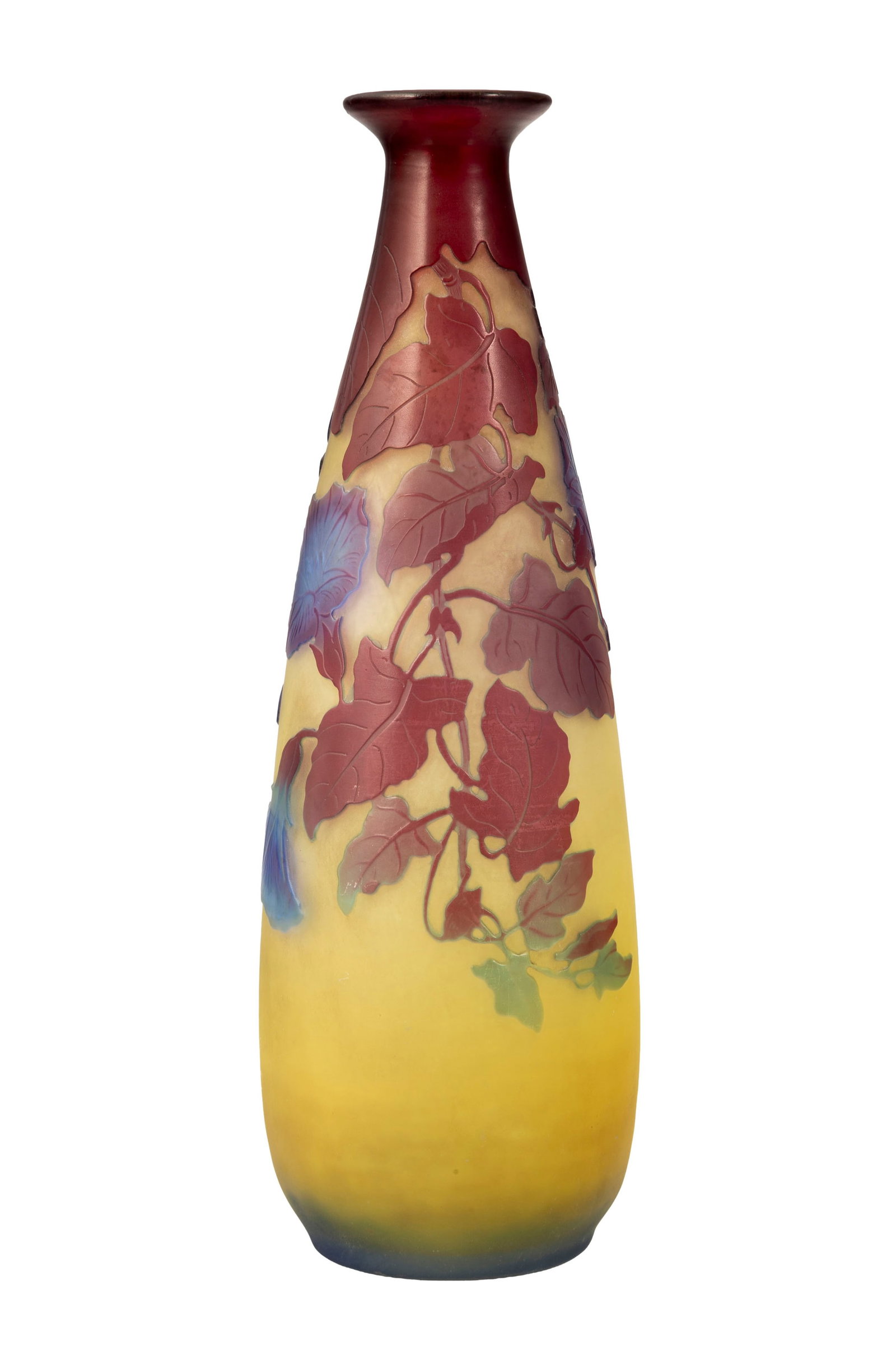 Gallé. Vase en verre multicouche, à décor dégagé à l'acide de fleurs v: Gallé. Vase en verre multicouche, à décor dégagé à l'acide de fleurs violettes et bleues sur fond jaune, h. 22 cm