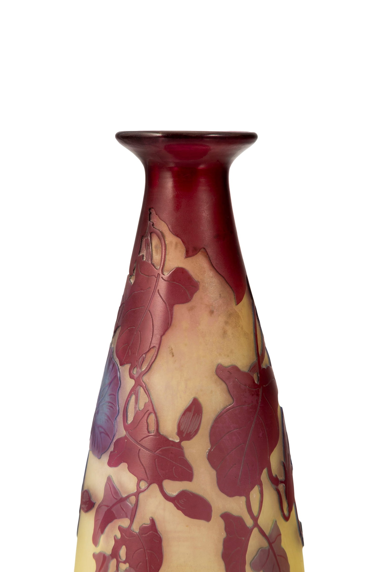 Gallé. Vase en verre multicouche, à décor dégagé à l'acide de fleurs v - 3