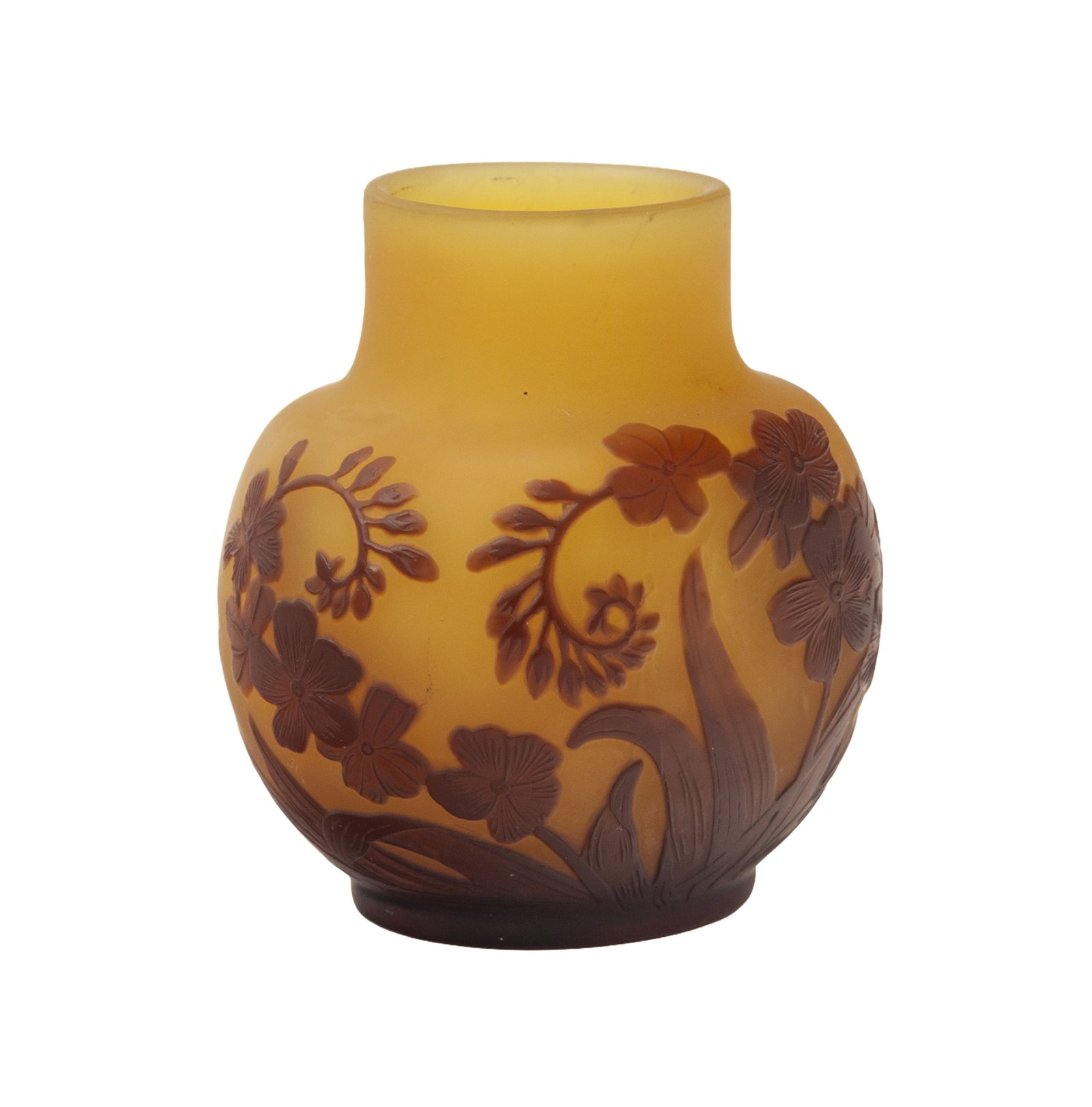 Gallé. Vase pansu à col droit en verre multicouche, à décor dégagé : Gallé. Vase pansu à col droit en verre multicouche, à décor dégagé à l'acide de fleurs violettes sur fond jaune, h. 9 cm