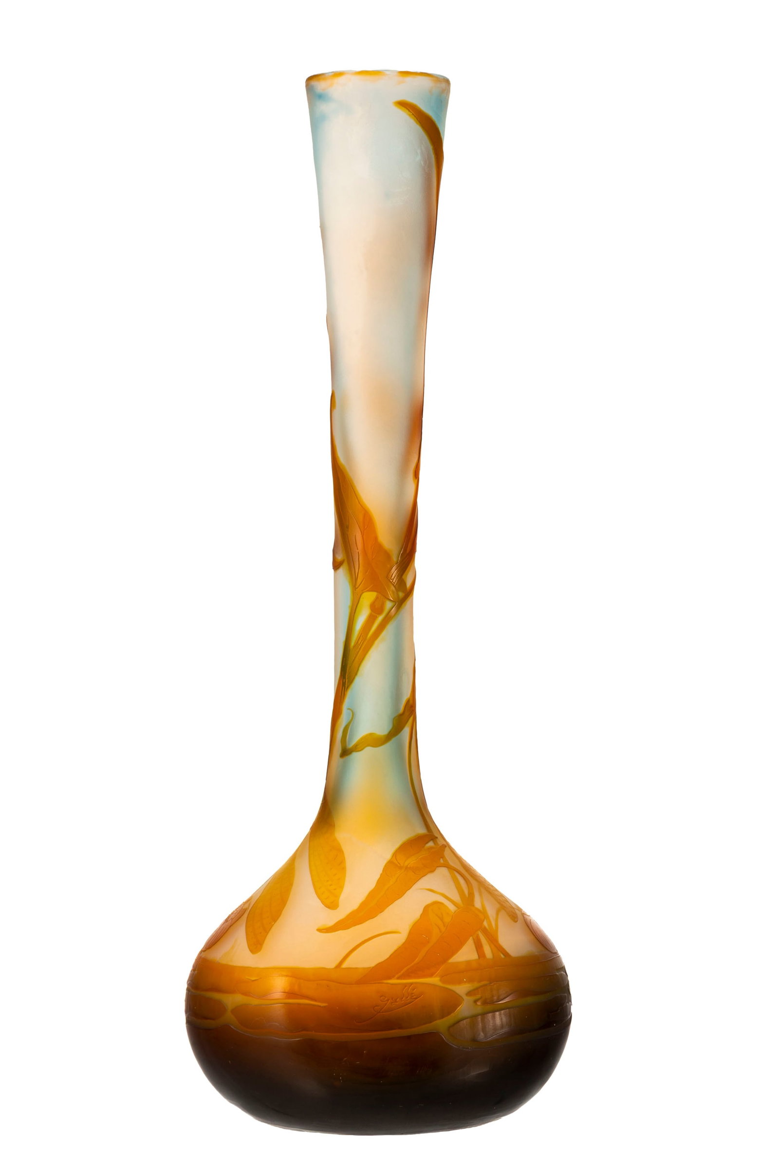 Gallé. Grand vase en verre multicouche, à décor dégagé à l'acide de li: Gallé. Grand vase en verre multicouche, à décor dégagé à l'acide de libellule et étang oranges sur fond bleuté, h. 58,5 cm