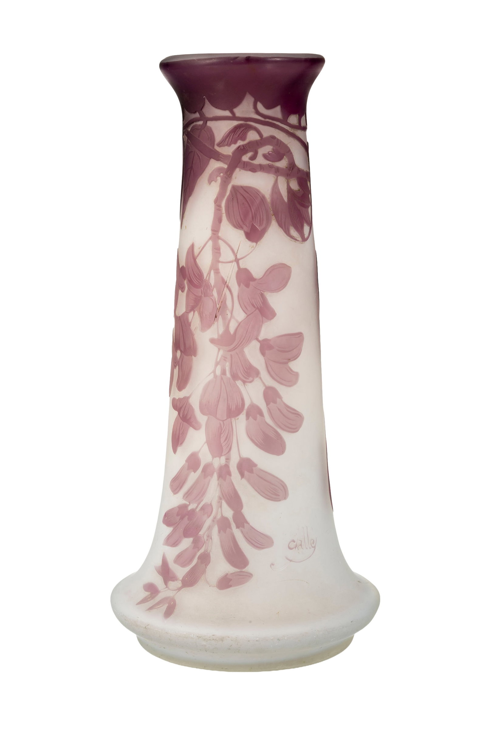 Gallé. Vase tronconique à base renflée et col évasé en verre multicouche, &: Gallé. Vase tronconique à base renflée et col évasé en verre multicouche, à décor dégagé à l'acide de glycines violettes sur fond blanc, h. 24,5 cm