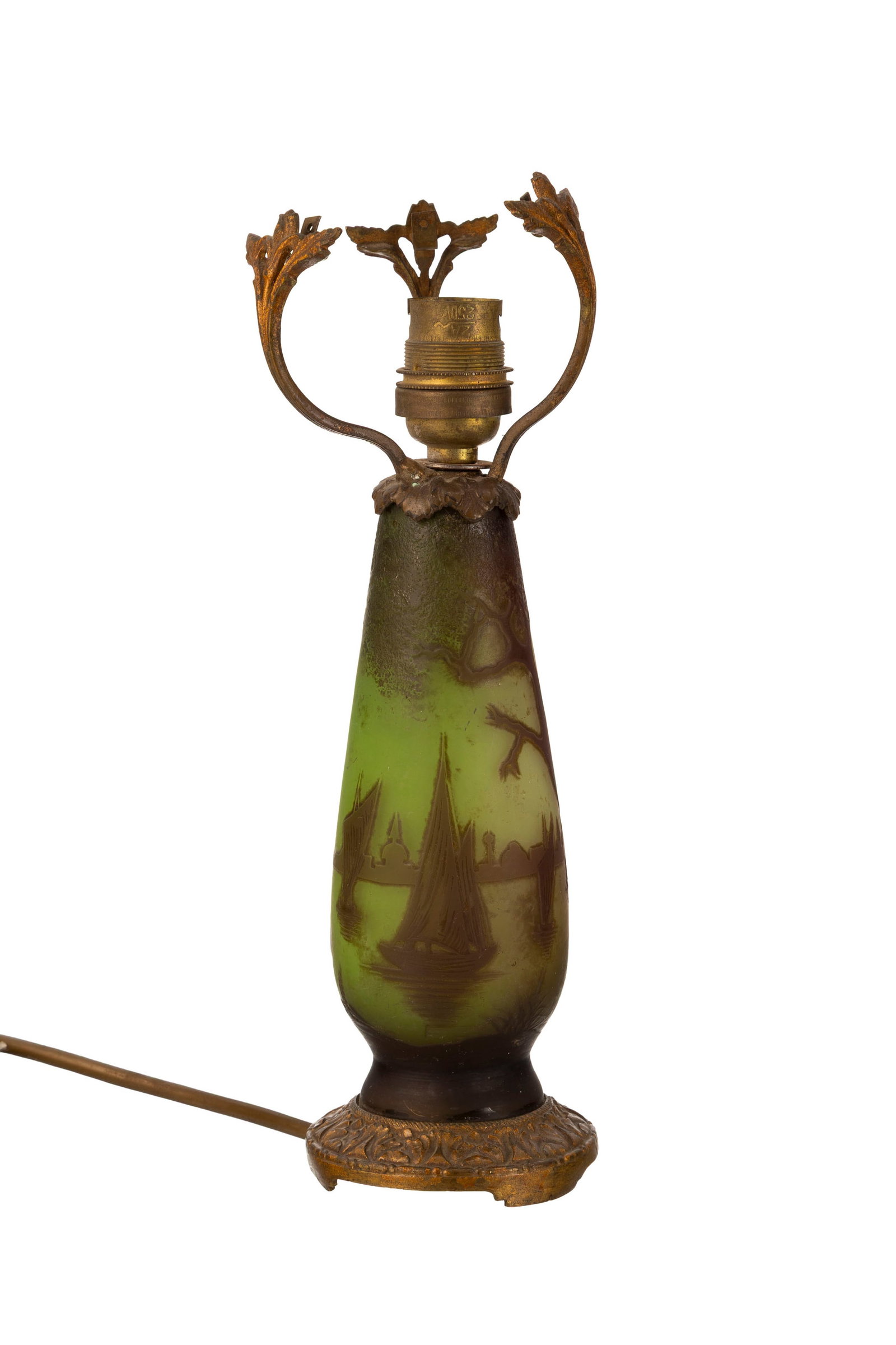 Richard. Pied de lampe en verre multicouche, à décor dégagé à l'acide de ba: Richard. Pied de lampe en verre multicouche, à décor dégagé à l'acide de bateaux violets sur fond jaune, h. 26,5 cm Condition nous ne garantissons pas le bon fonctionnement de