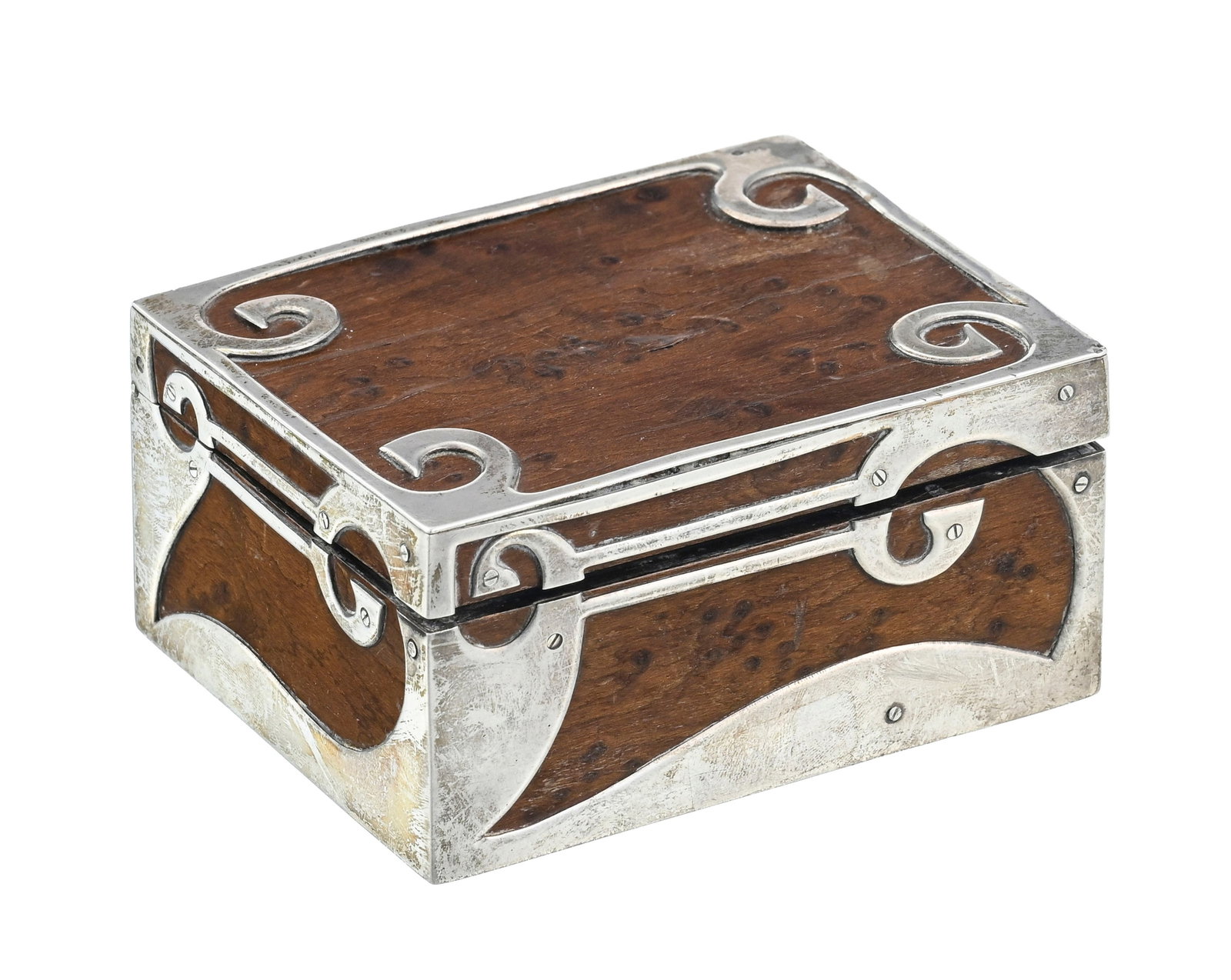 Boîte à cigarettes en argent 900 et bois de loupe, par Georg Adam Scheid and Josef Maria A: Boîte à cigarettes en argent 900 et bois de loupe, par Georg Adam Scheid and Josef Maria Auchentaller, Vienne, circa 1900. 10,3x8,2x4,9 cm Condition manque une petite vis fissures et manq