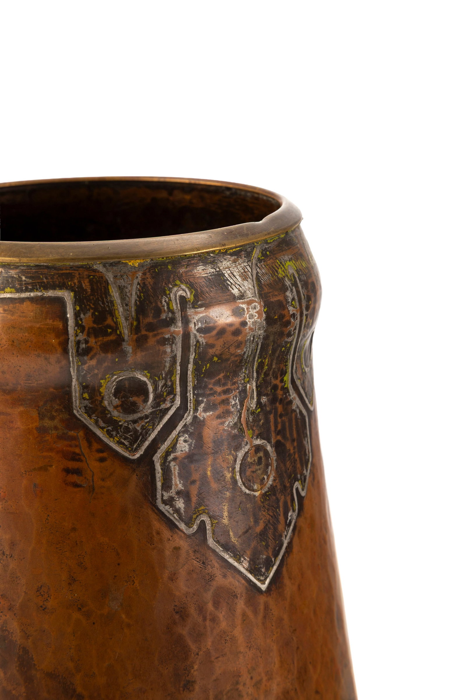 Vase en dinanderie martelée, XXe s., à décor géométrique, h. 26 cm - 3